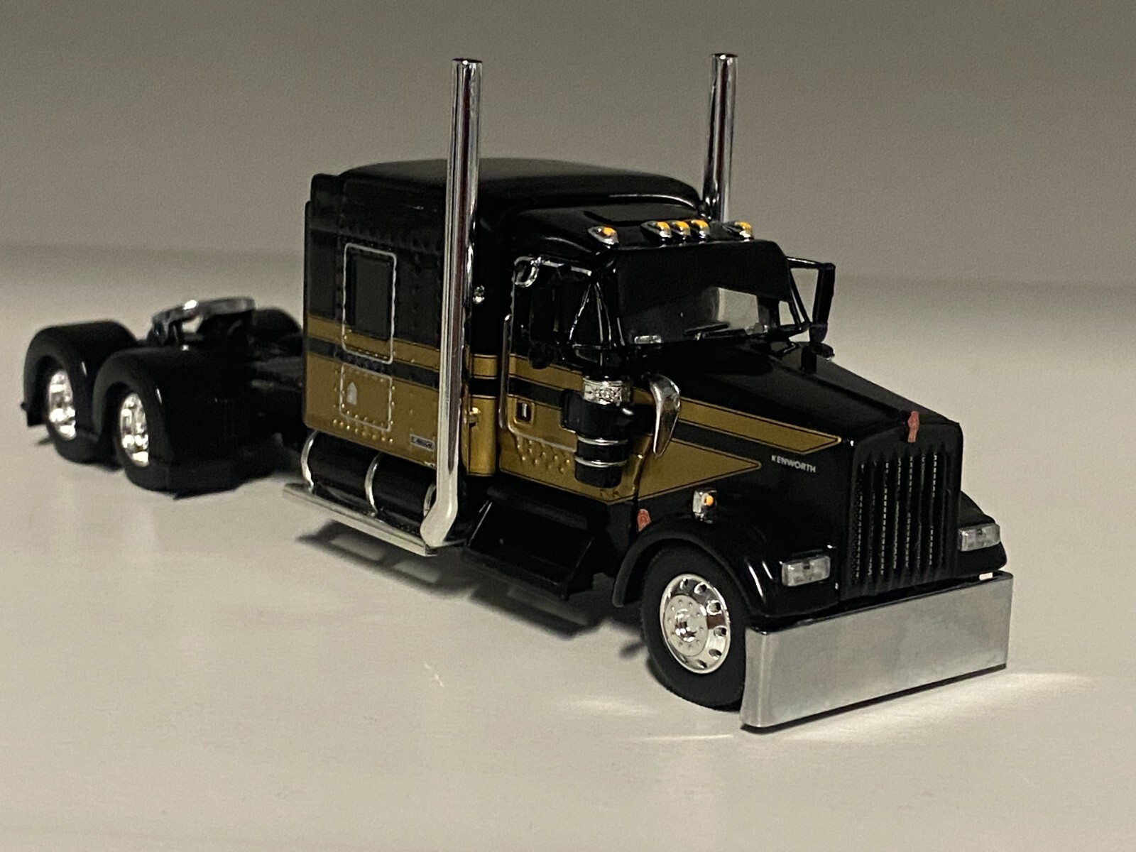 1/64 DCP ダイキャストプロモーション KENWORTH W900L Amazon.com: DCP 1/64 Viper Red/Silver Kenworth W900L w/ 31ft