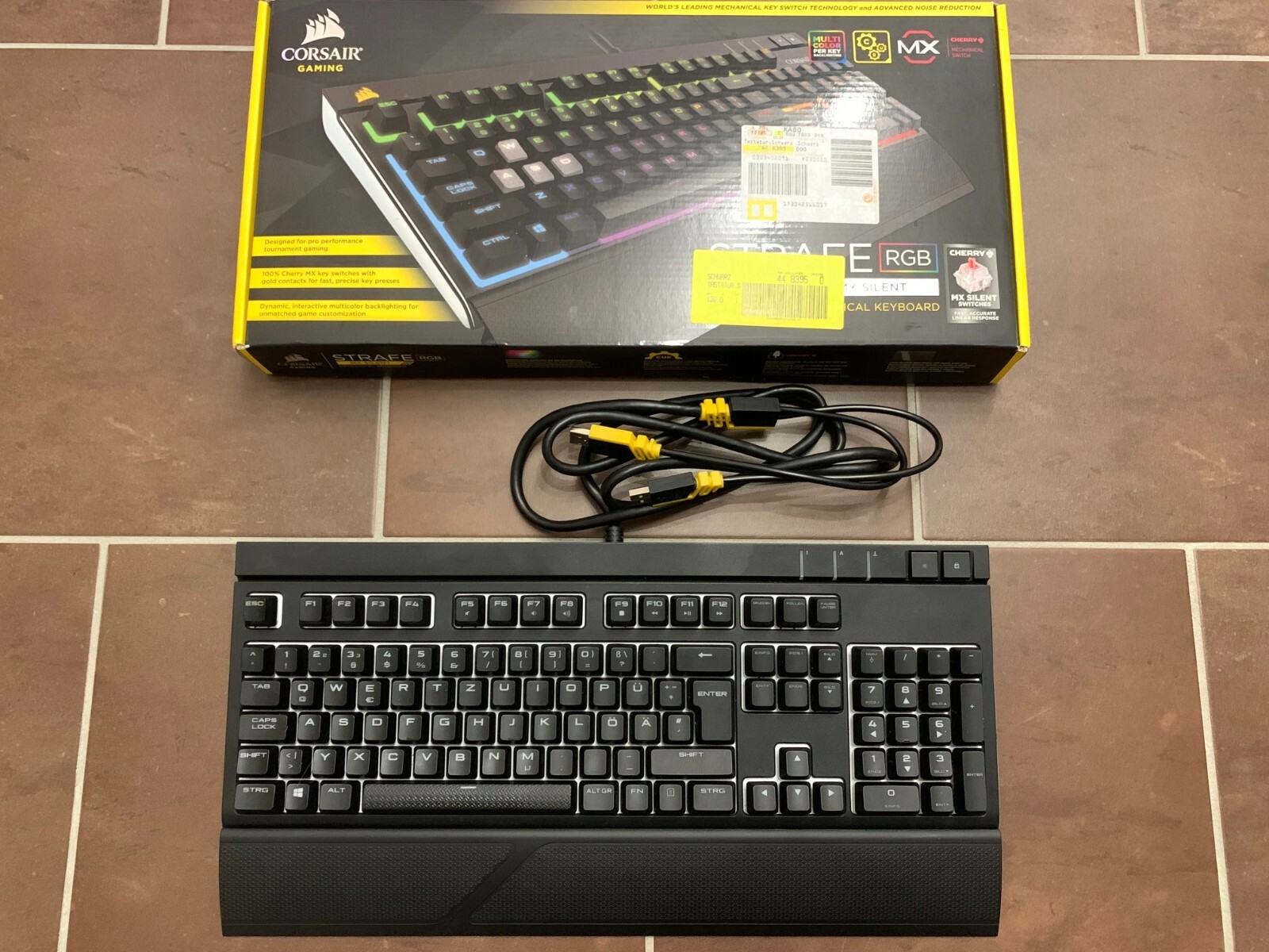 Corsair Gaming CH-9000121-DE Strafe RGB Mechanische Tastatur Cherry MX Silent