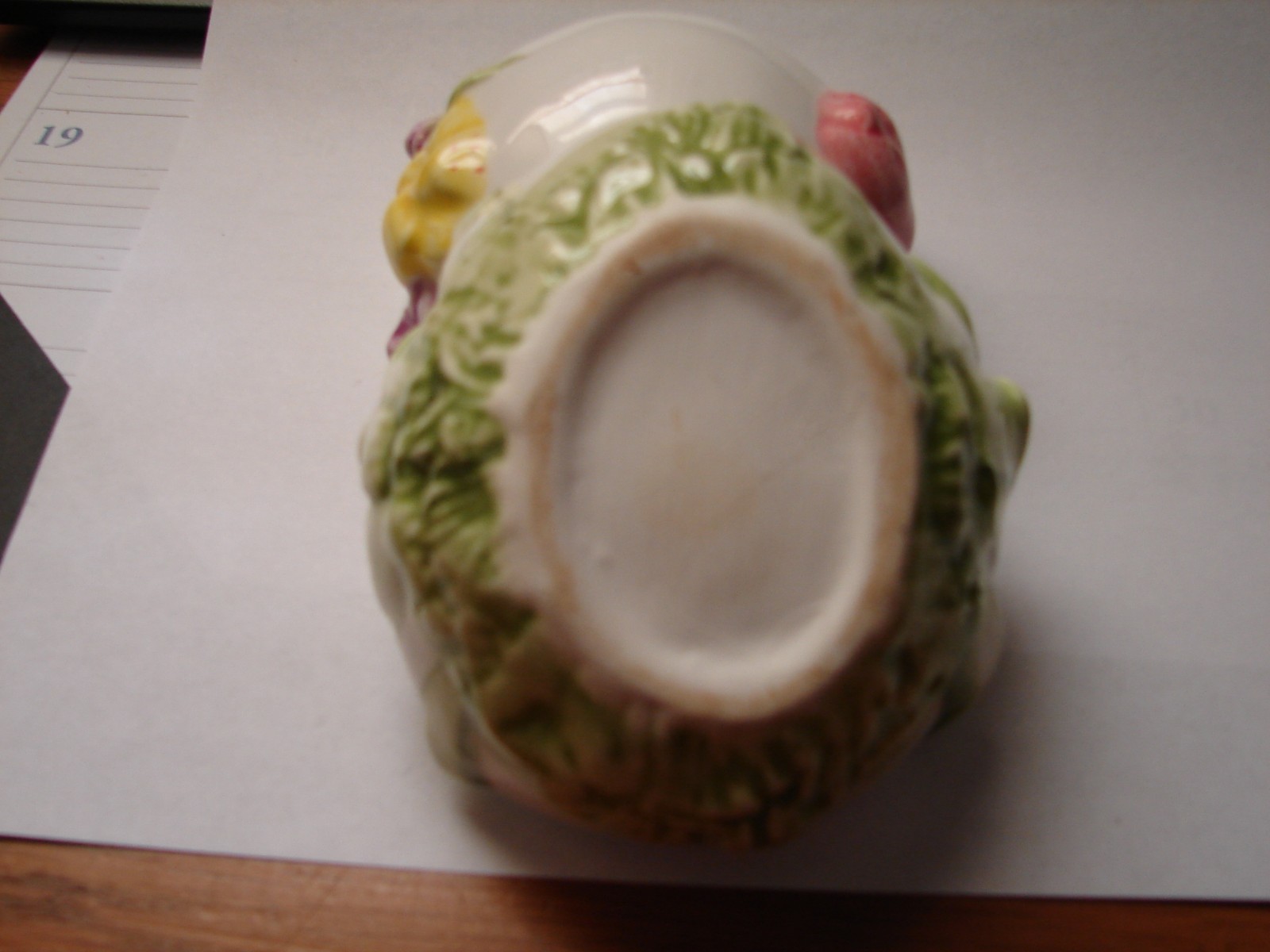 GLASS EGG SHAPED RING HOLDER