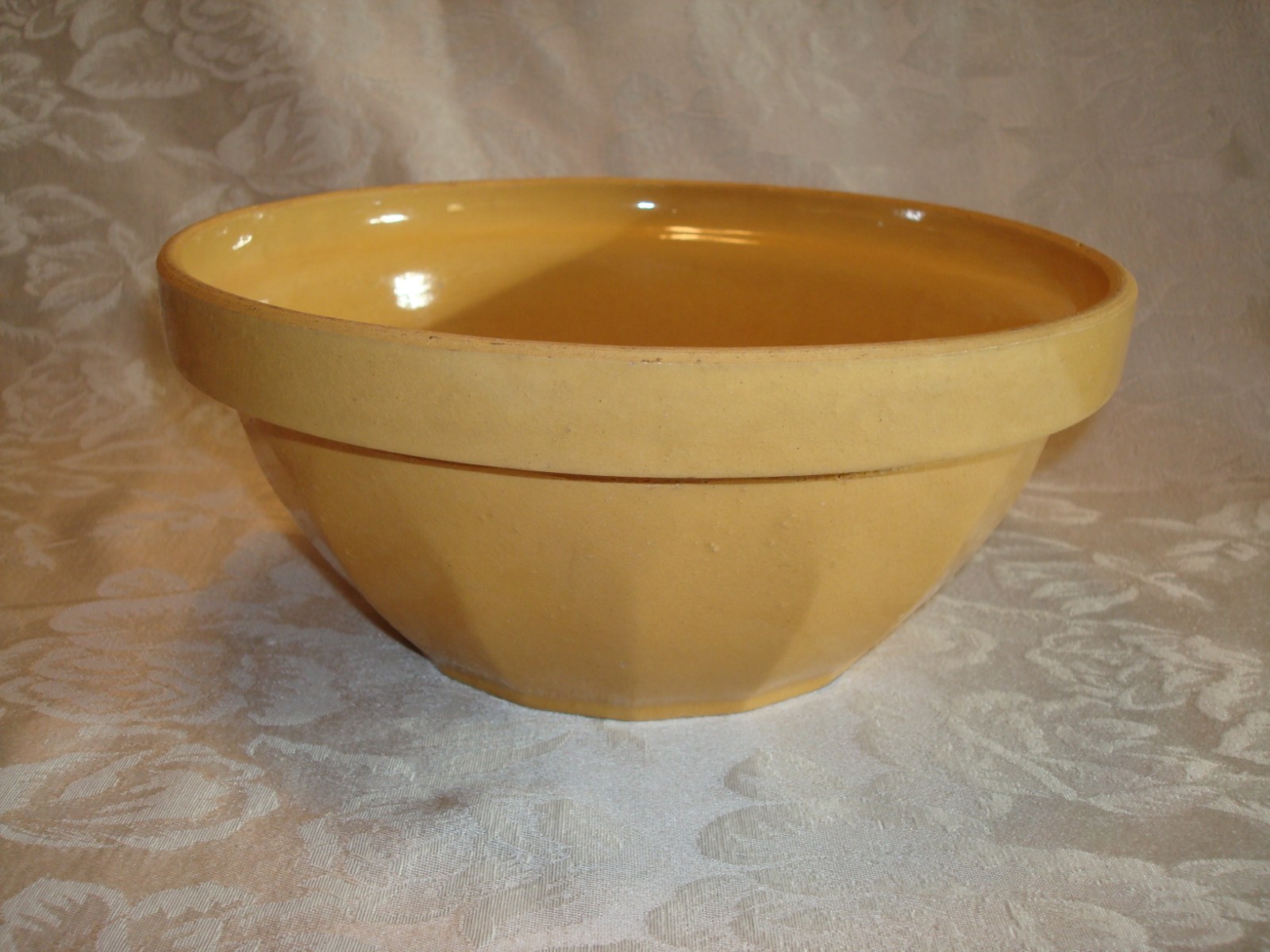 ANTIQUE VINTAGE MEDALTA YELLOW WARE MIXING BOWL 9 1/4