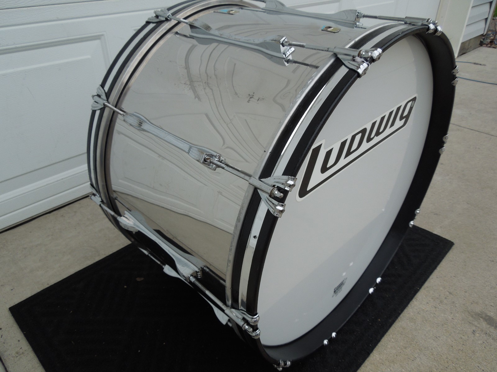 Ludwig stainless steel bass drum vintage with 10 lugs, add this to your drum kit
