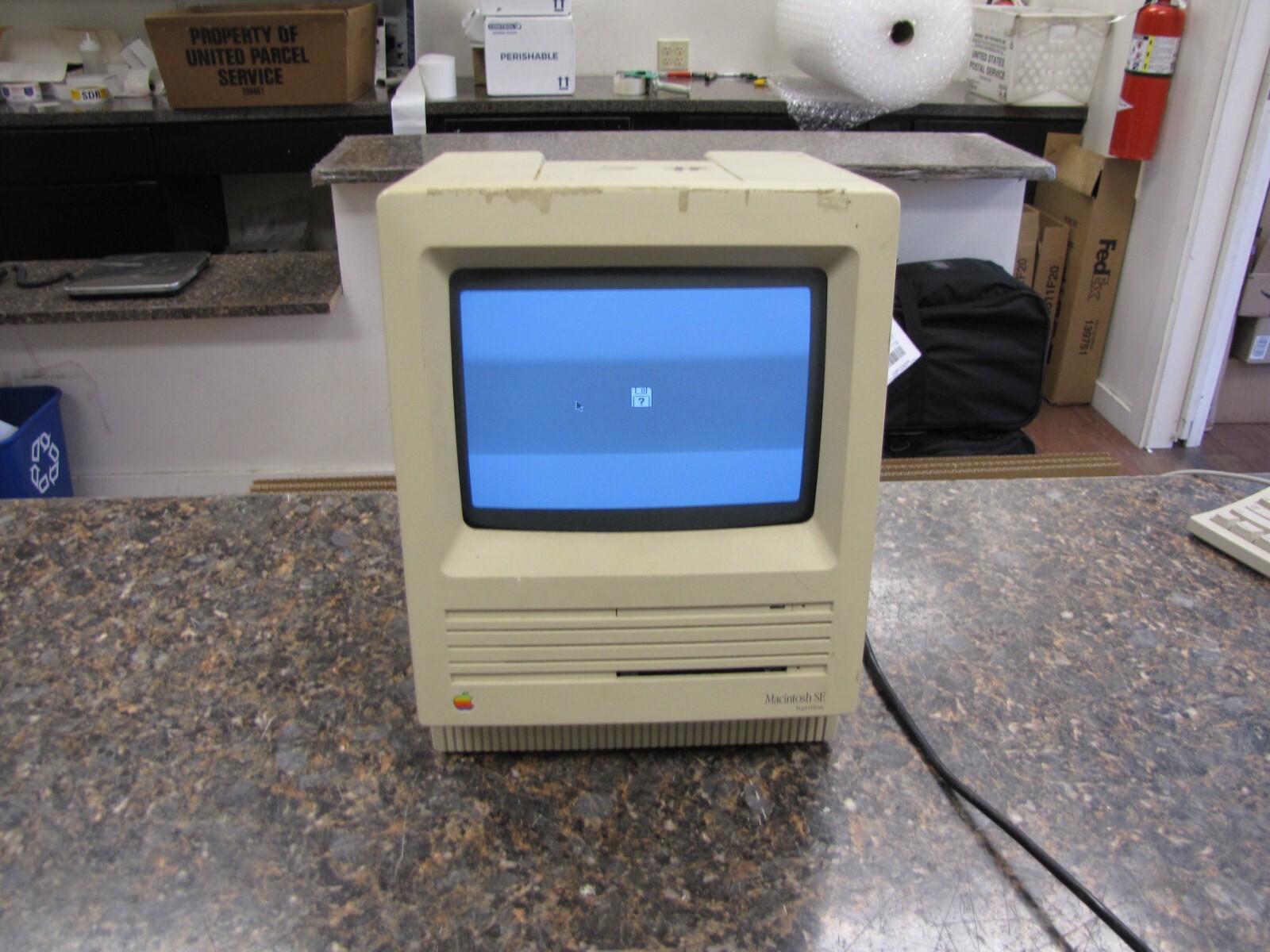 Vintage 1988 Apple Macintosh SE SuperDrive Model M5011 Vintage 1988 Apple Macintosh SE SuperDrive Model M5011