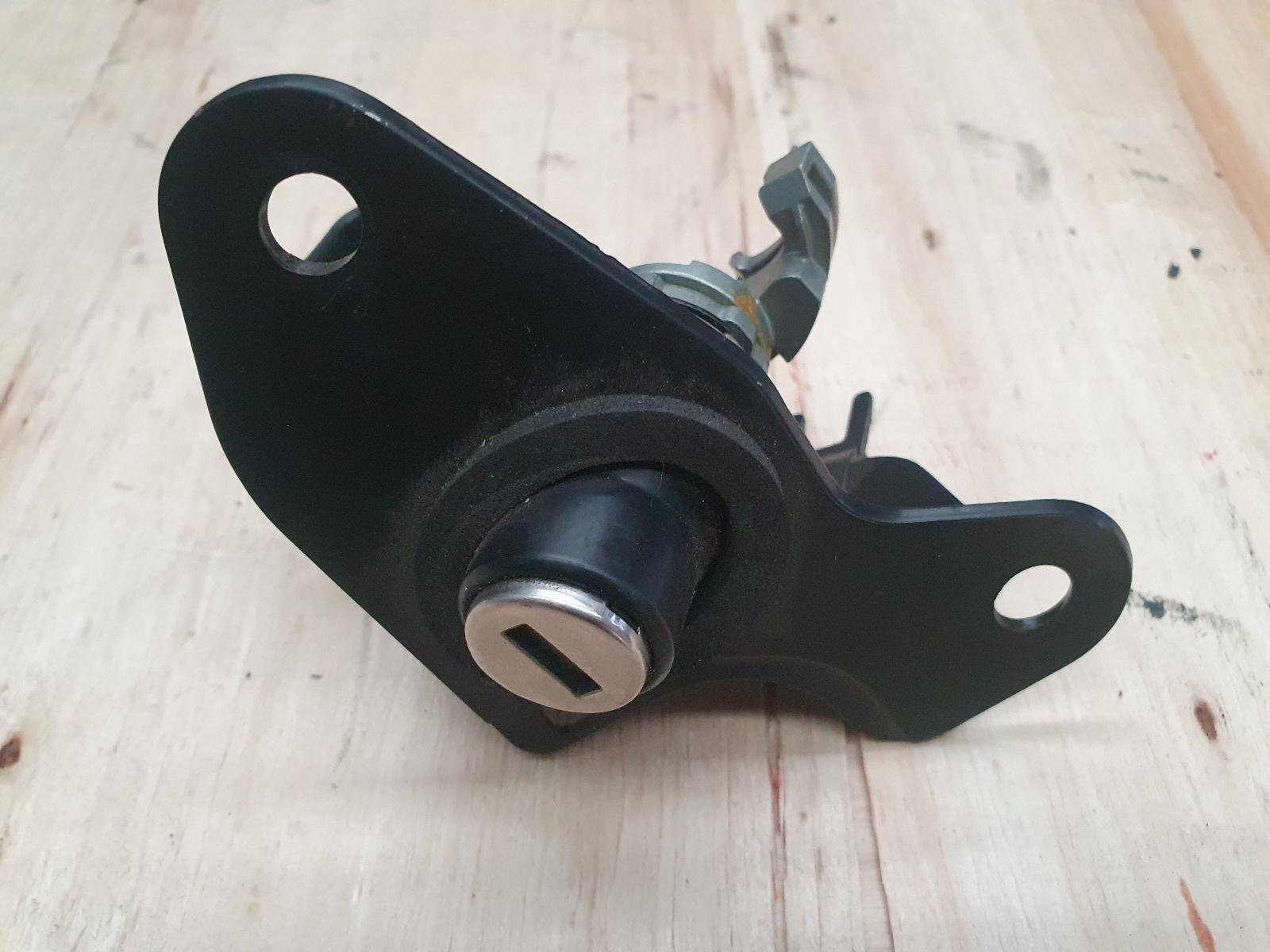 2006 Golf VW TAILGATE LOCK BARREL GEN 5 07/04-05/10 1T0827573 image 3