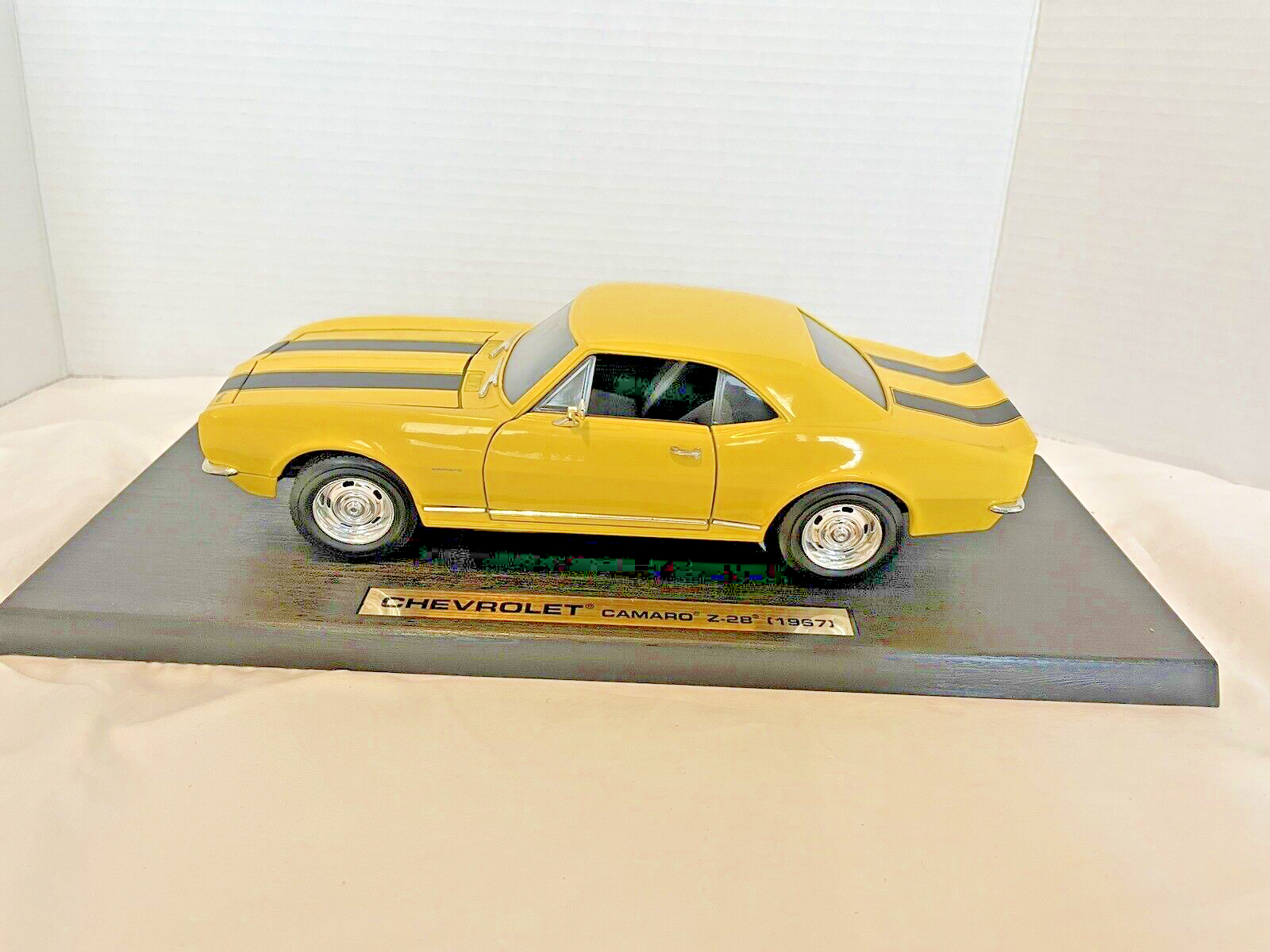 ミニカー ROAD REGENDS CHEVROLET CAMARO Z-28 1967 Road Legends 1967 Chevrolet Camaro Z-28 1/18 In Box YELLOW