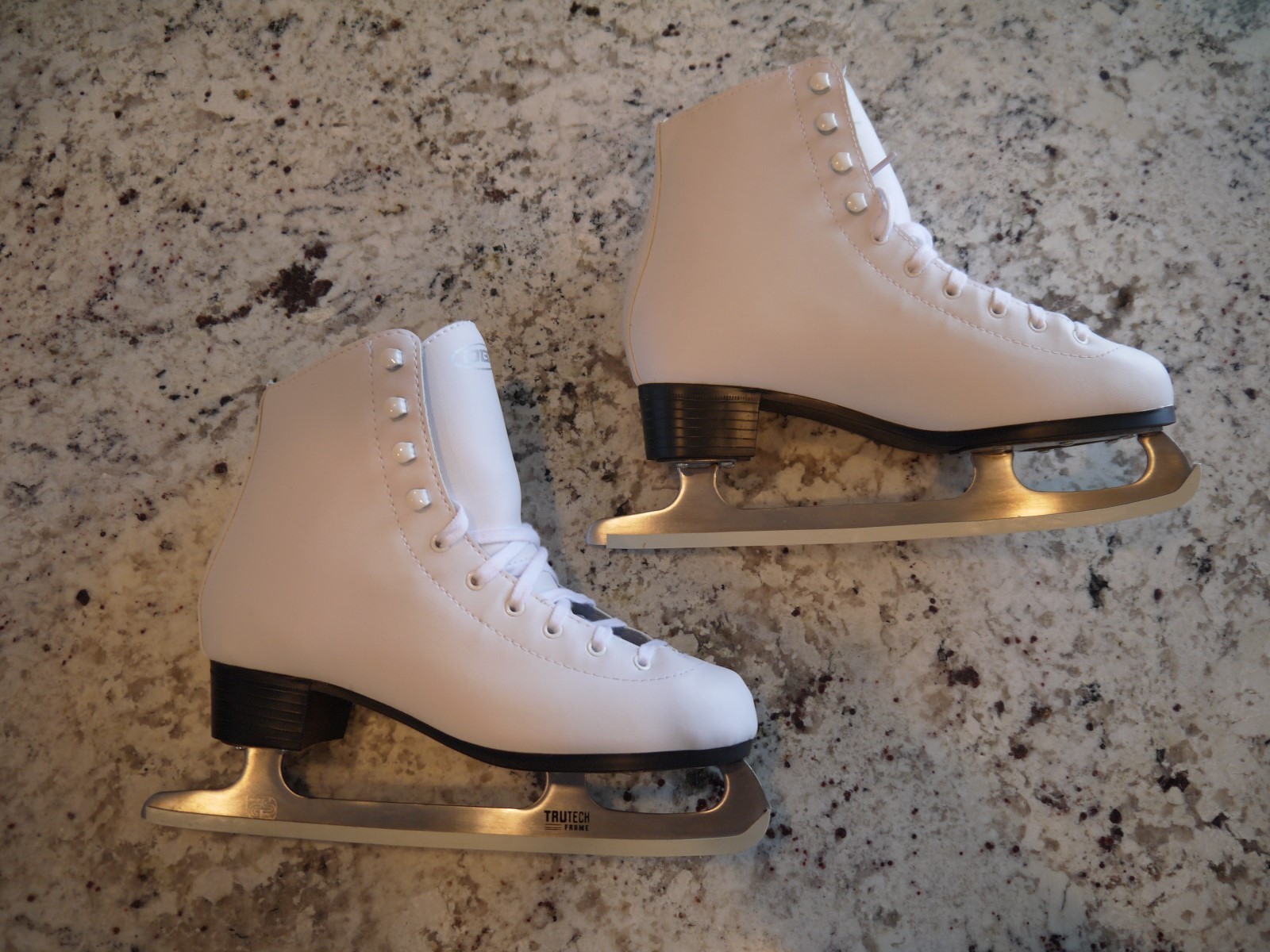 DBX WOMEN'S FIGURE ICE SKATES - 1100 SERIES - SIZE 9 - BRAND NEW