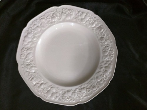 4 Art Deco Crown Ducal FLORENTINE OFF WHITE Scalloped Embossed Dinner Plates
