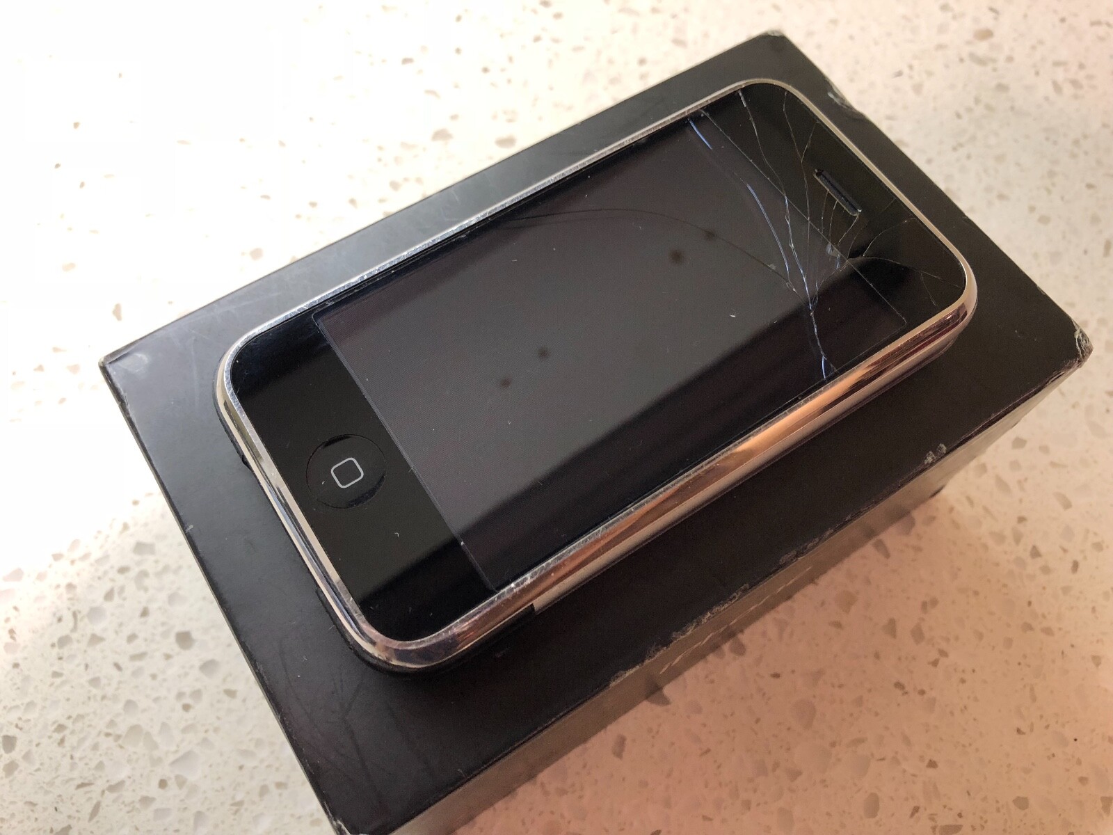 APPLE iPhone 1 ~ 1st Generation 2G - 8 GB - iOS 3 APPLE iPhone 1 ~ 1st Generation 2G - 8 GB - iOS 3
