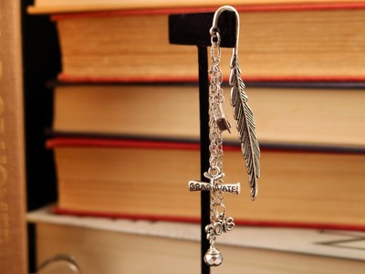 Grad 2018 Feather Bookmark Tibetan Silver Grad Cap, Year, Degree and Swarovski