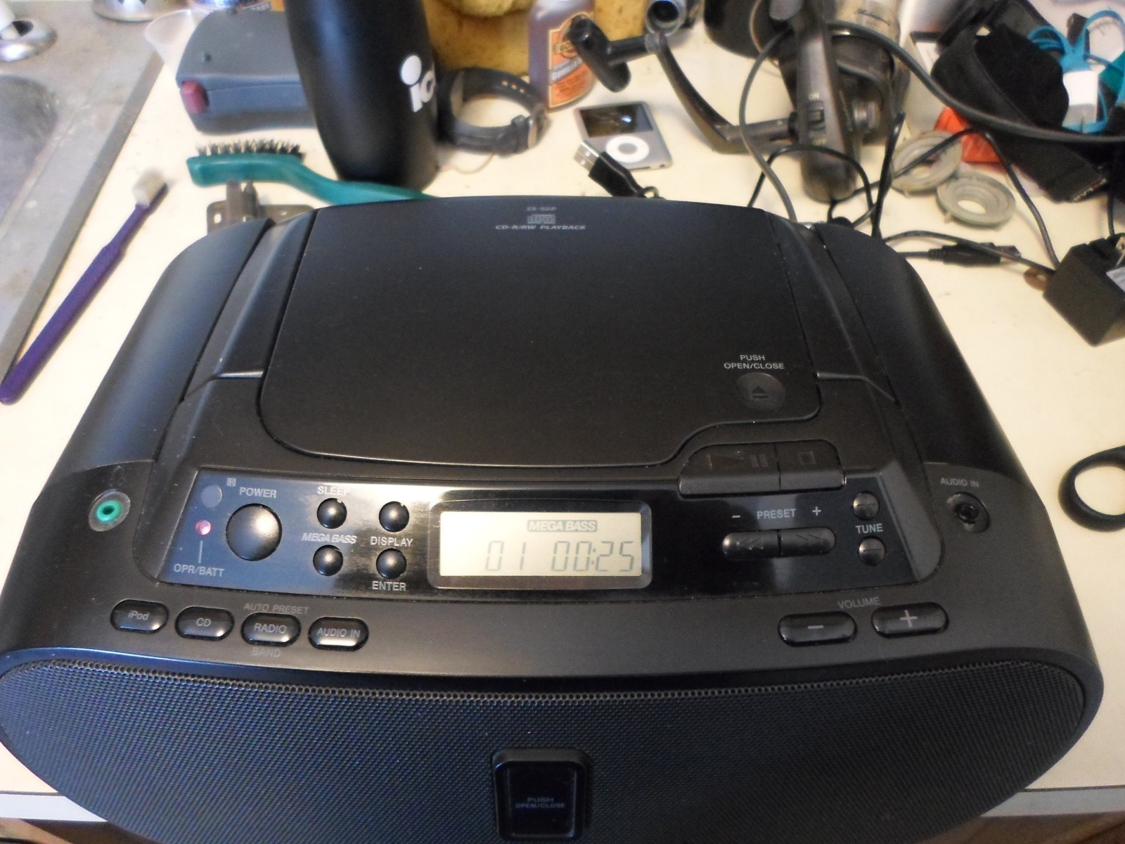 Sony ZS-S2iP Portable CD Boombox AM/FM Radio with Hidden iPod Dock Black EUC