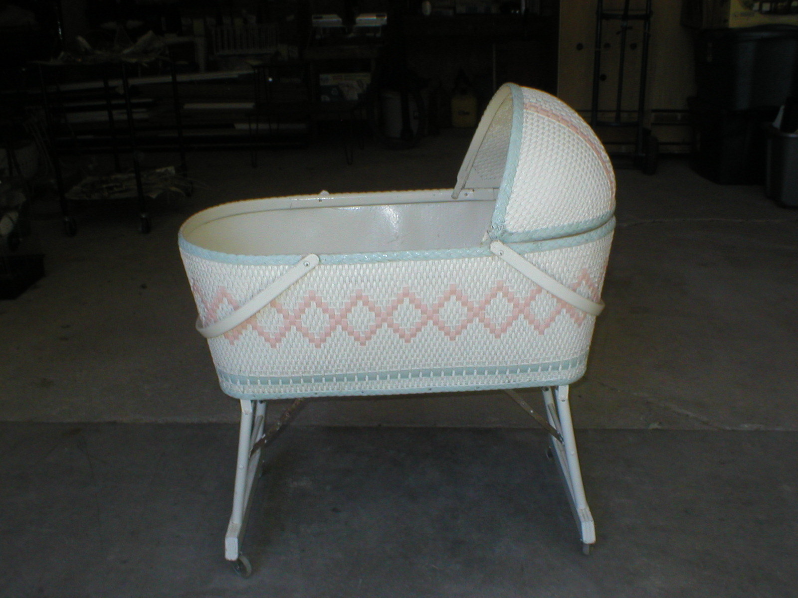 VTG Wicker Baby Bassinet Bed Cradle Basket Baskenette Burlington Hawkeye W/Hood