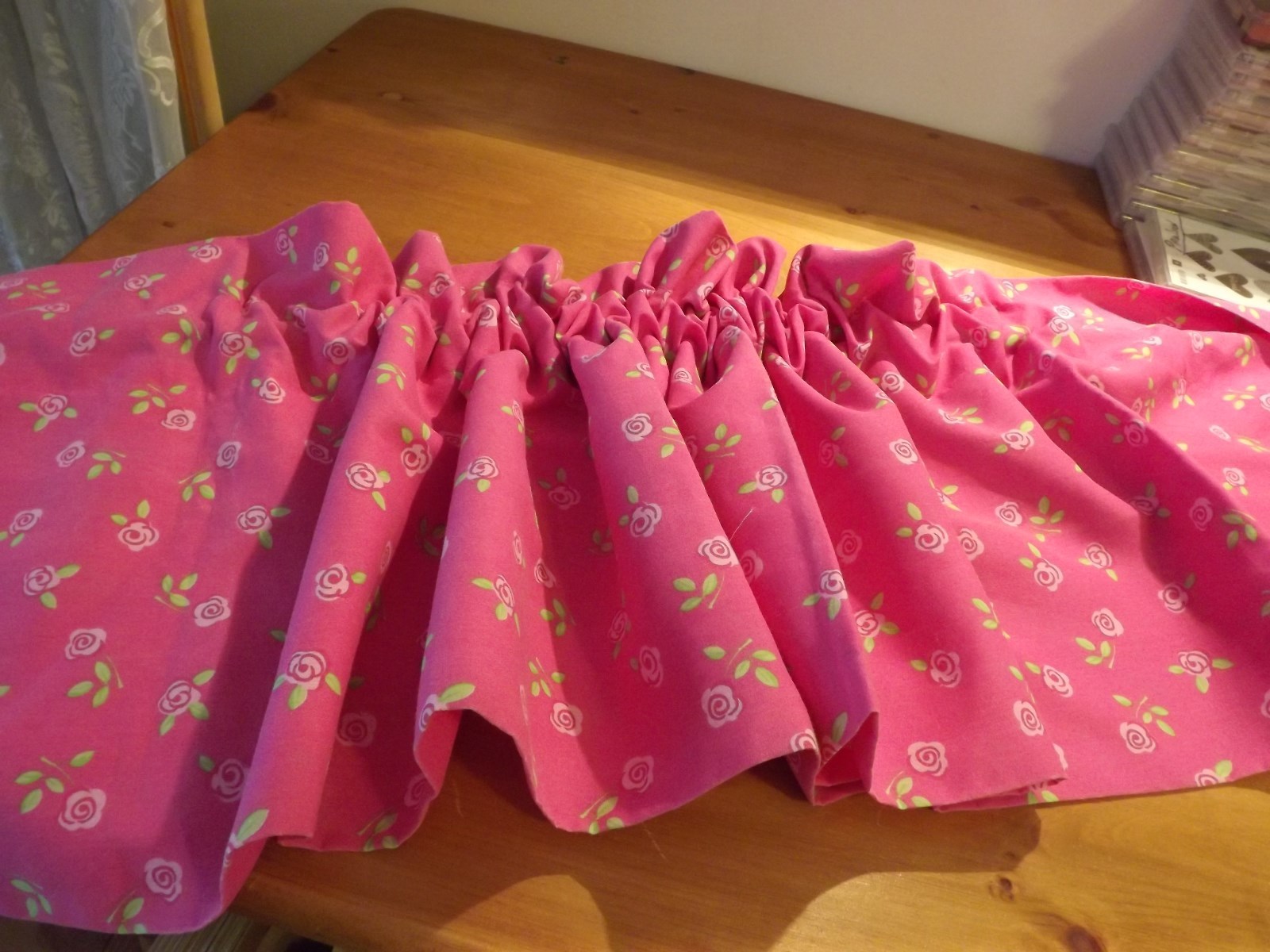 DISNEY BLOUSON VALANCE HOT PINK WITH ROSES 84W X 17.5