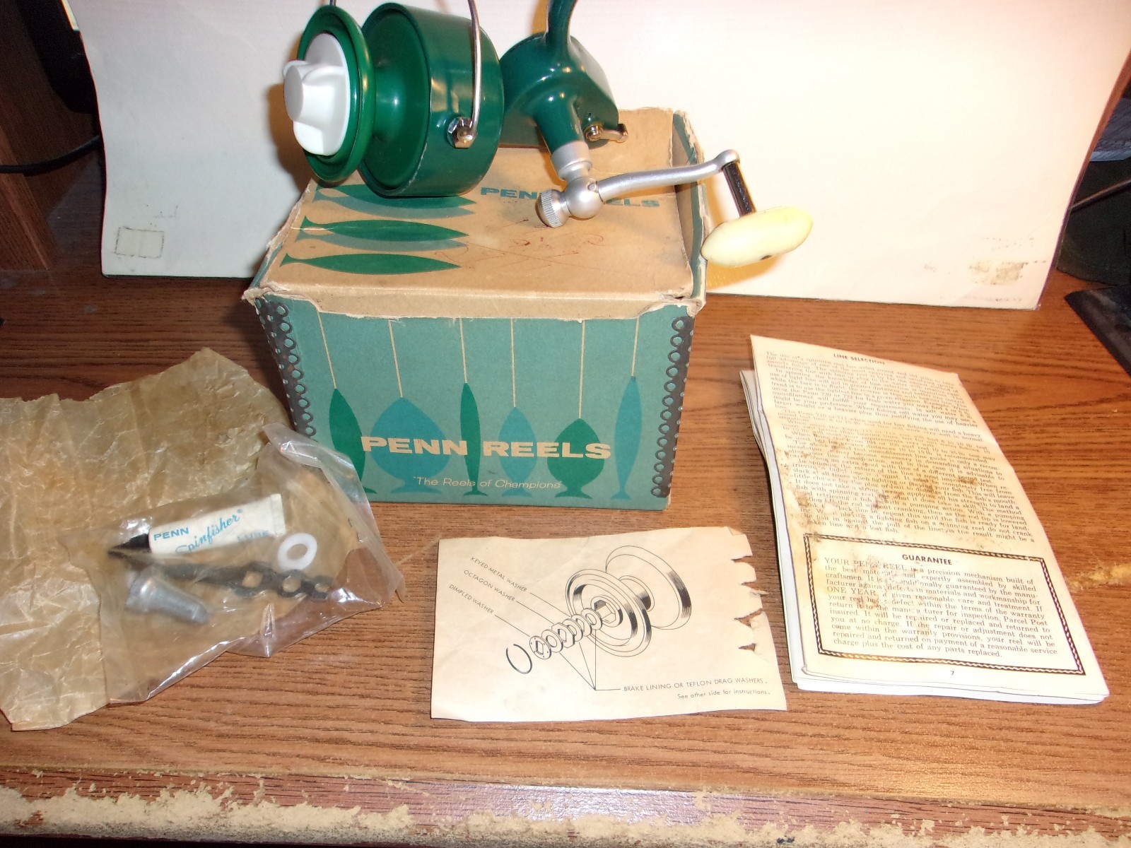 Penn 710 Spinfisher Spinning Reel w/ manual and extras Excellent Condition Nice!