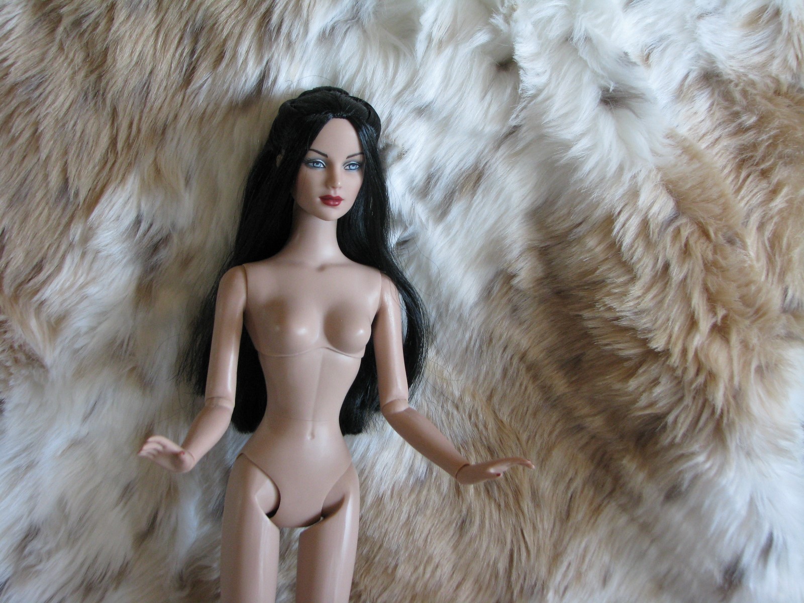 ASHLEIGH TONNER DOLL BLUE EYES, HARD TO FIND, SUPERB DOLL !!