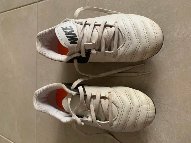 junior football boots size 2.5