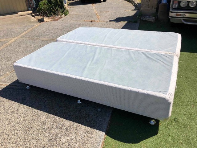 Simmons KING size bed base frame legs / ensemble Good ...