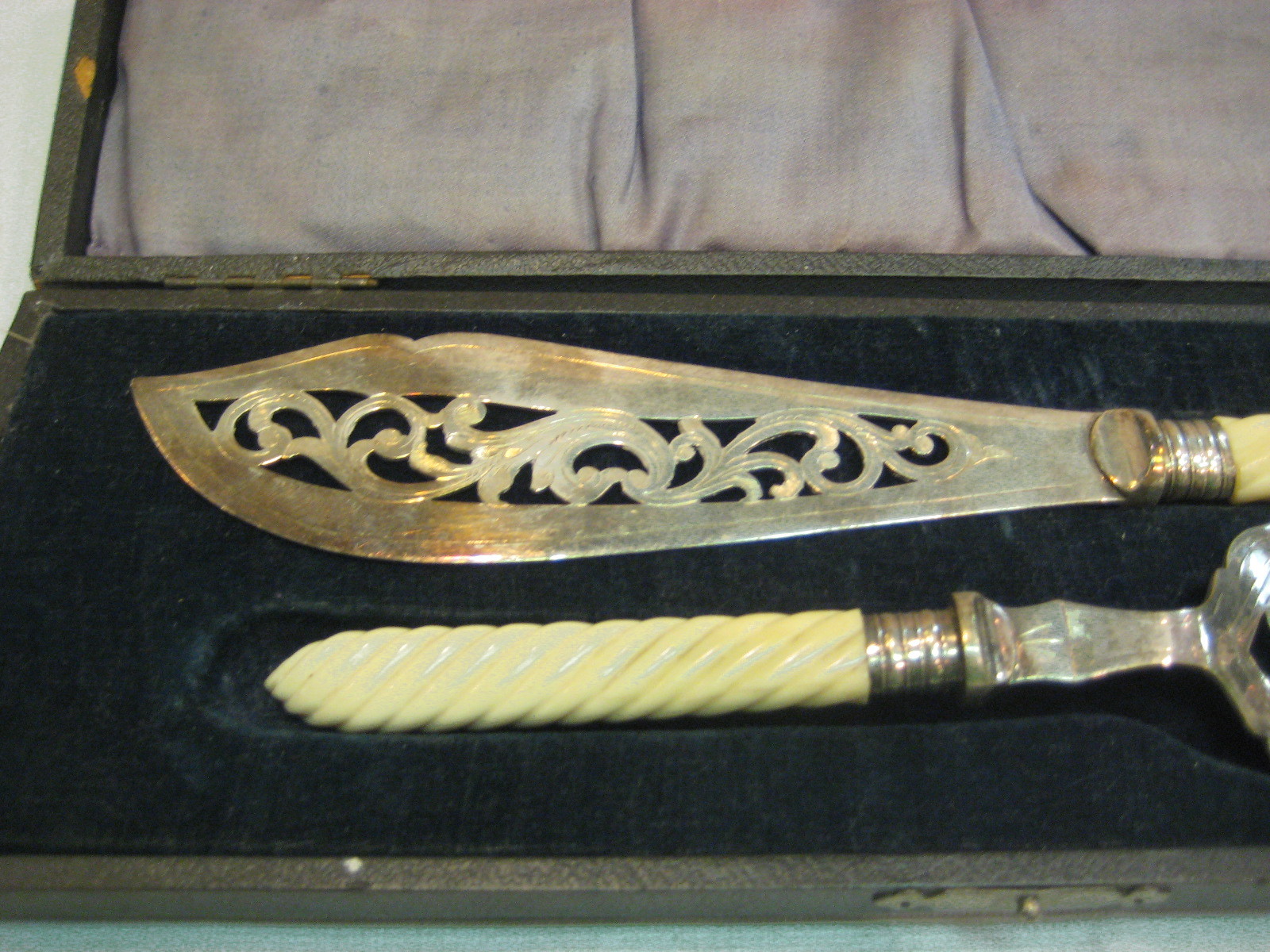 VINTAGE 2 PIECE FLATWARE SET WITH IVOIRE HANDLES IN ORIGINAL BOX