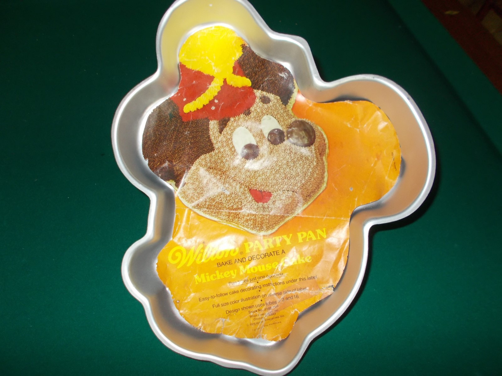 WILTON PARTY PAN Bake and Decorate a Mickey Mouse Cake