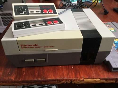 Nintendo NES console Bundle W/4 Games + 2 Controllers