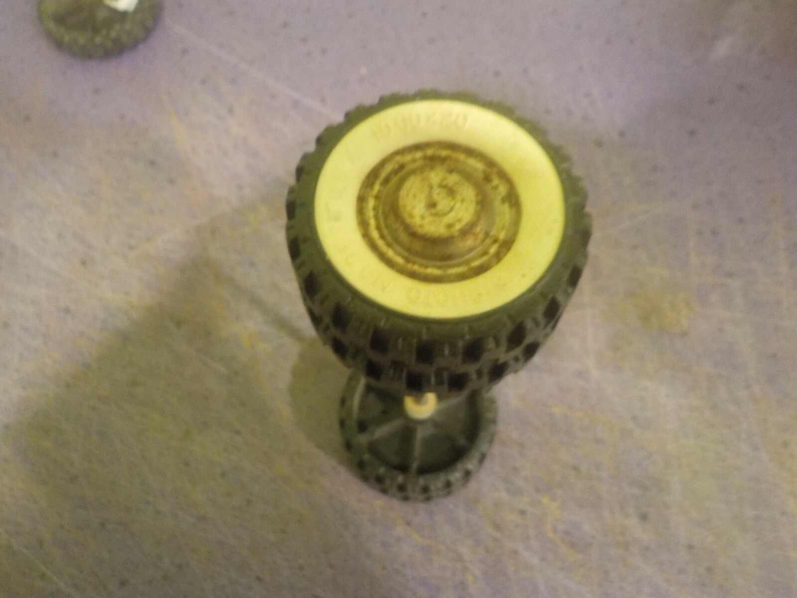 structo dual truck 4 tires 2 whitewall 2 hub-cap 1 axle 10.00x20 for parts