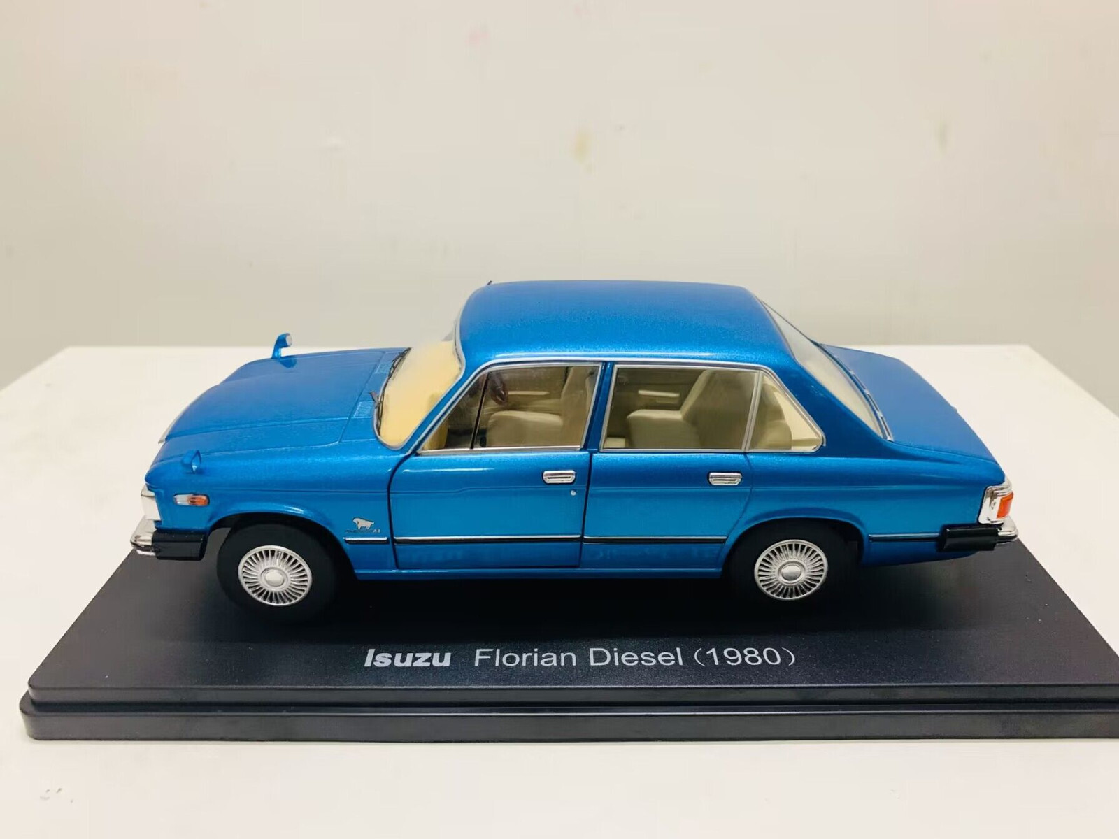 【新品未開封】Isuzu Florian Diesel [1980] 1/24 Isuzu Florian Diesel 1980 2 Open Door 1:24 Scale DieCast