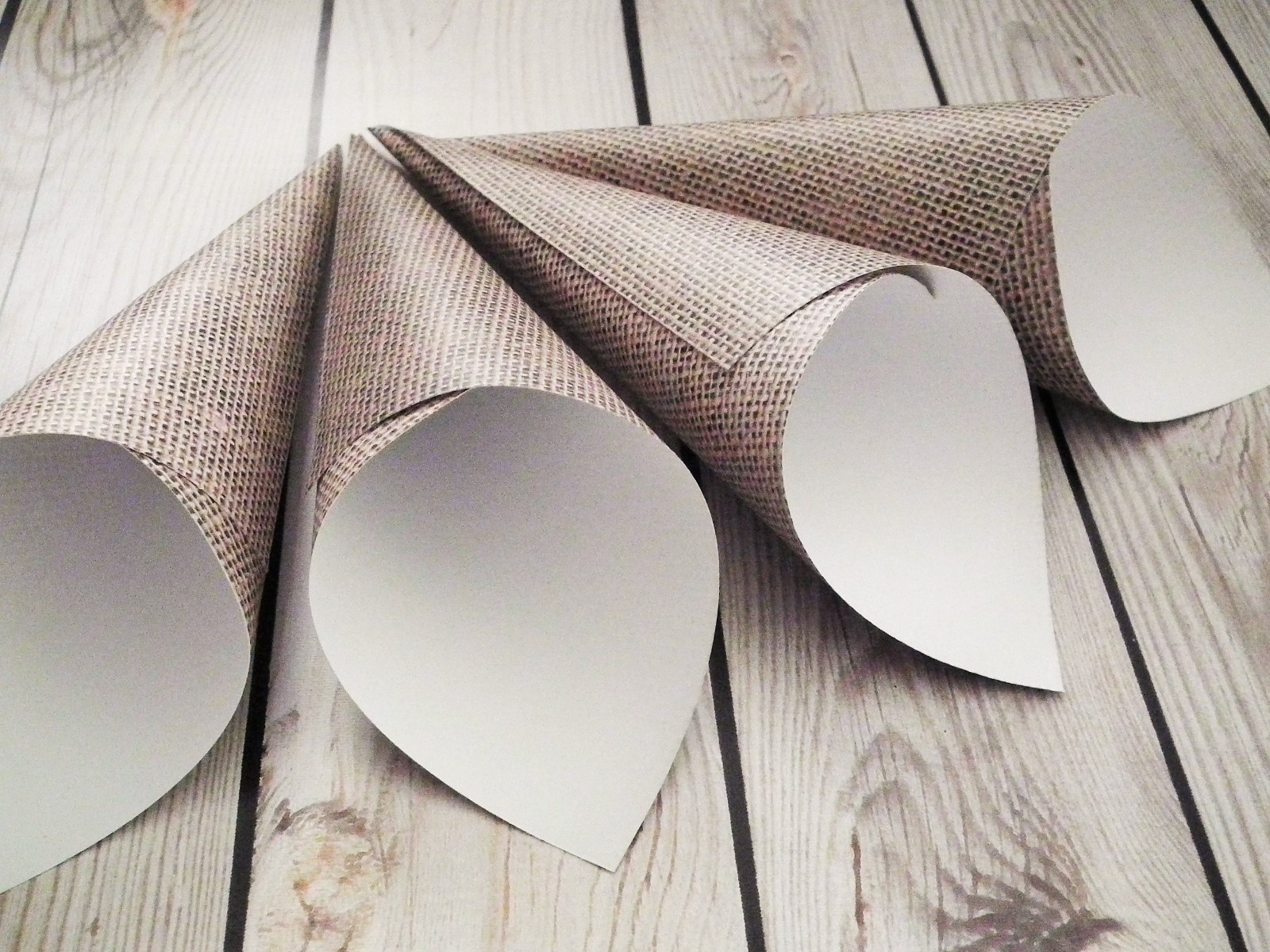 Burlap print paper confetti cones, set of 25