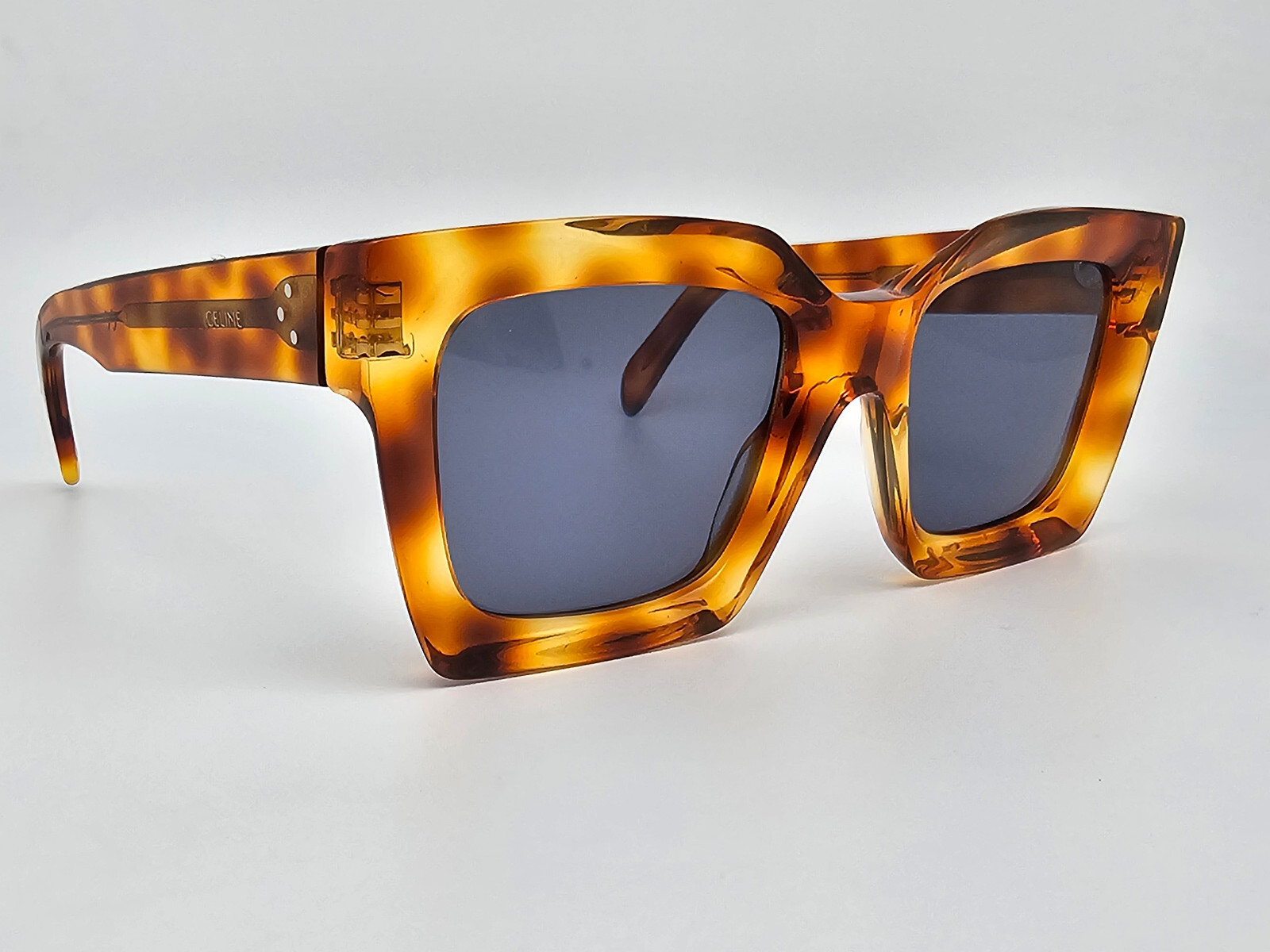 NWT CELINE CL40141U This square Celine sunglass is havana and gold frame. Triomphe 01 sunglasses in Acetate - BLONDE HAVANA | CELINE main image 4