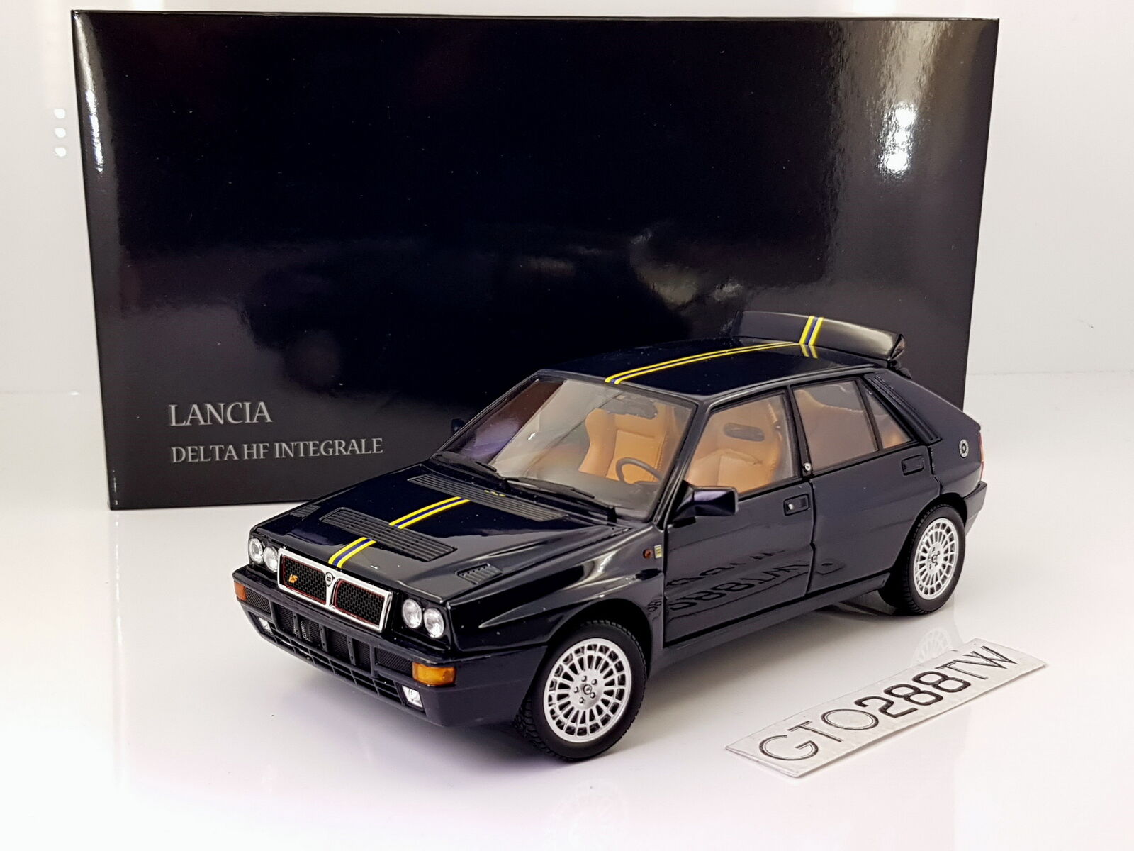 Kyosho 1:18 scale Lancia Delta HF integrale Kyosho 1:18 scale Lancia Delta HF integrale