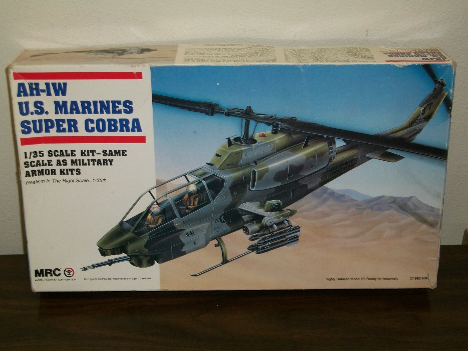 AH-1W Super Cobra １／３５ Amazon.com: AFV Club FV35S21 1/35 Taiwan Army AH-1W Super