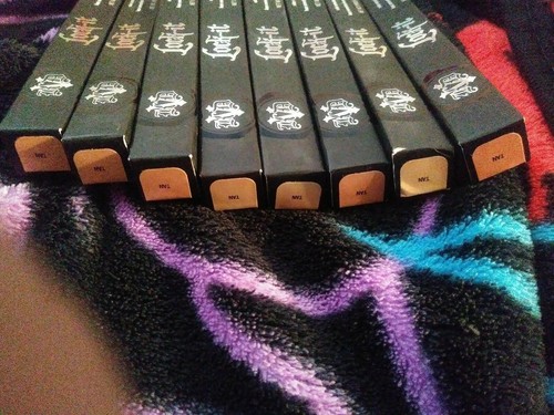 8 Kat Von D Lock It Color Correcting Eyeshadow Primer