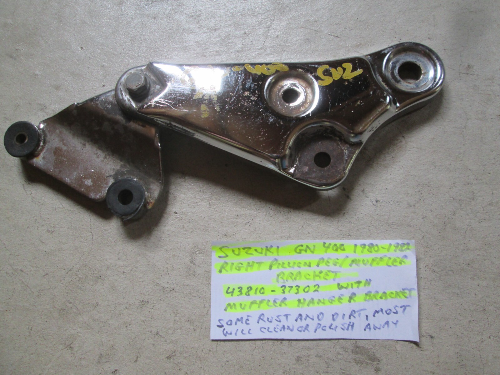 。 Suzuki OEM 1980 - 1982 GN400 RIGHT MUFFLER BRACKET 43810