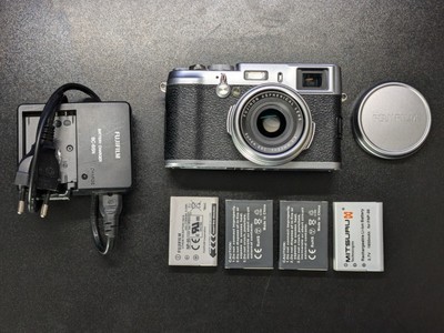   Fujifilm Finepix X100 + 4 batteries, charger, lens cap (SN 11L00527)