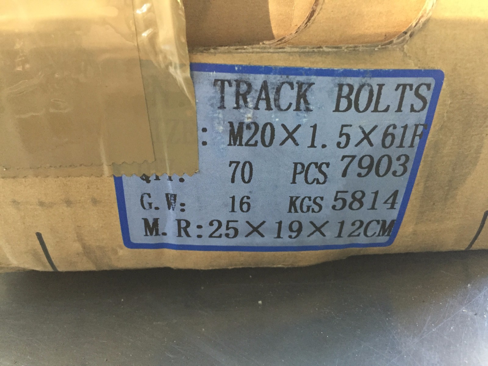M20 x 1.5 x61F Track Bolts & Nuts KOMATSU 29 x 19 x 12 cm