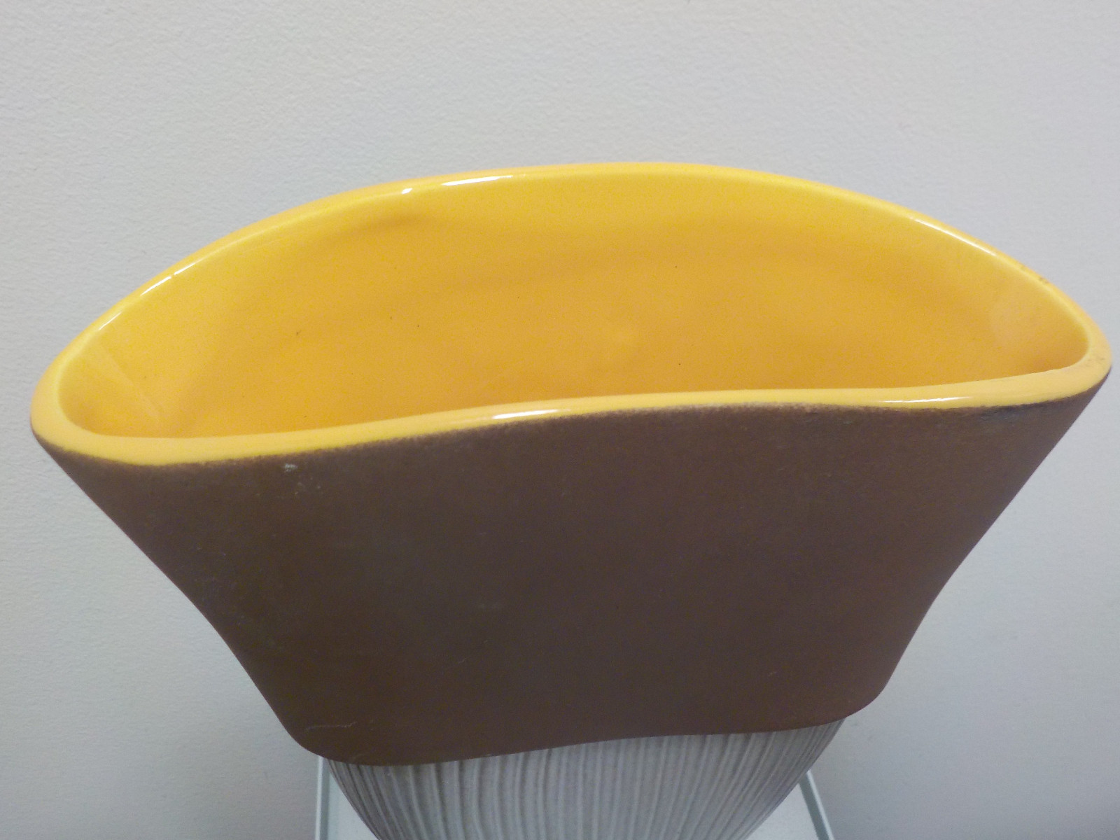 Red Wing Pottery USA Brown, Gray & Yellow Fan Flower Vase 845, original sticker