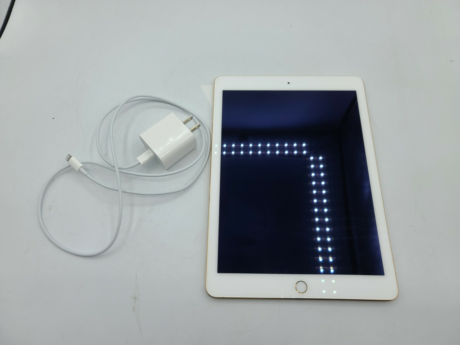 Apple iPad Air 2 64GB, Wi-Fi, 9.7in - Gold (Not Working Apple iPad Air 2 64GB, Wi-Fi, 9.7in - Gold (Not Working