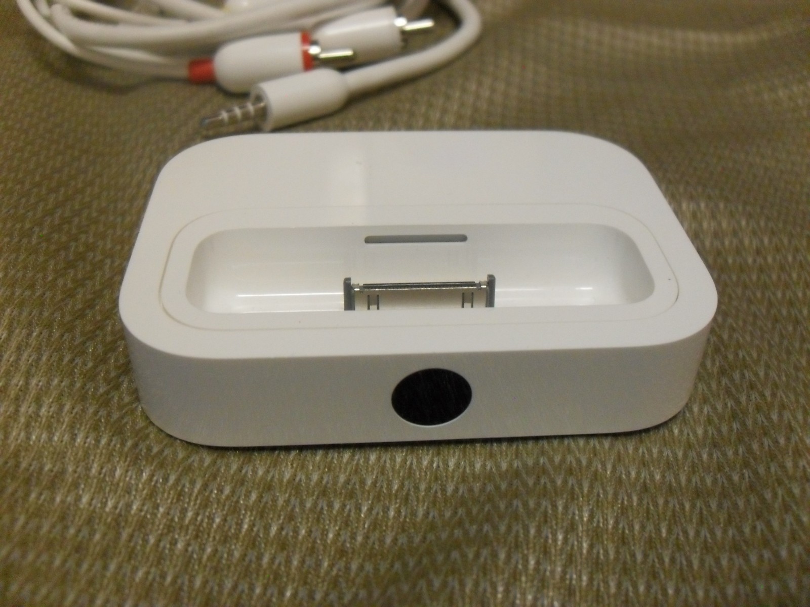 Genuine Apple iPod iPhone Dock Station Original Model A1153 w/ Remote & Wire