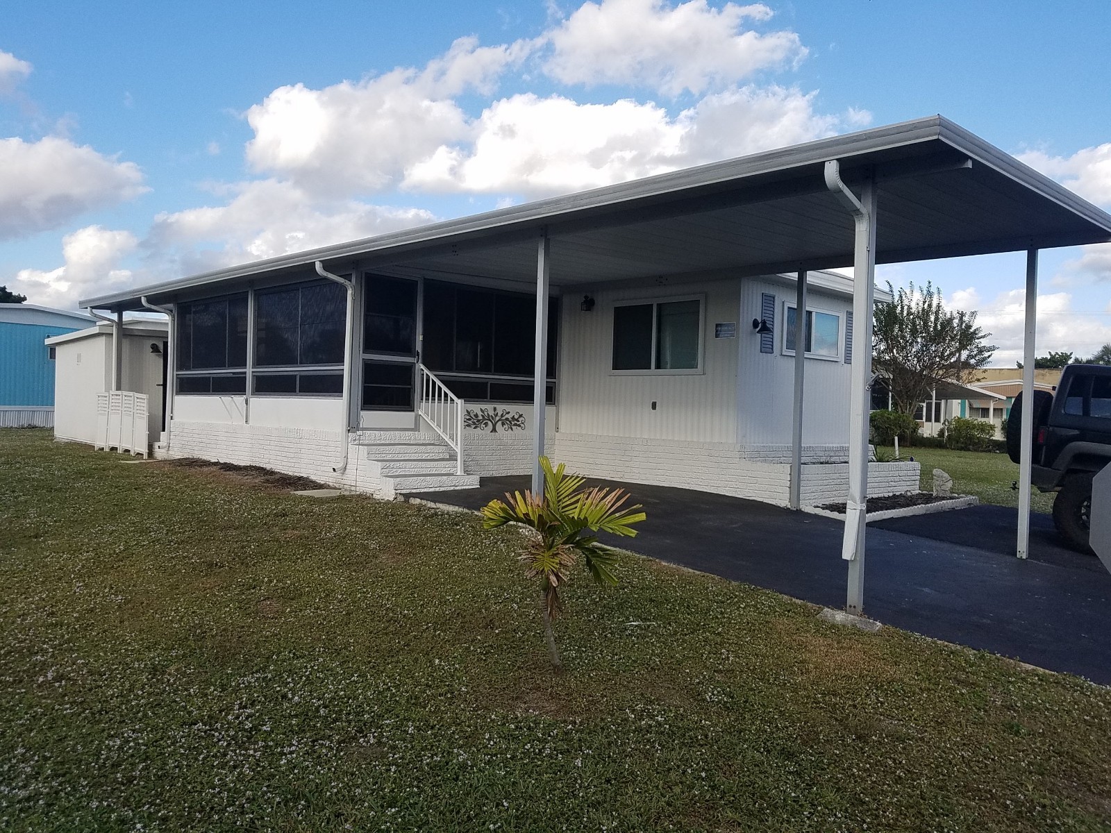 FRESHLY REMODELED HOME IN GATED COMMUNITY - WEST PALM BEACH - LOCATION LOCATION!
