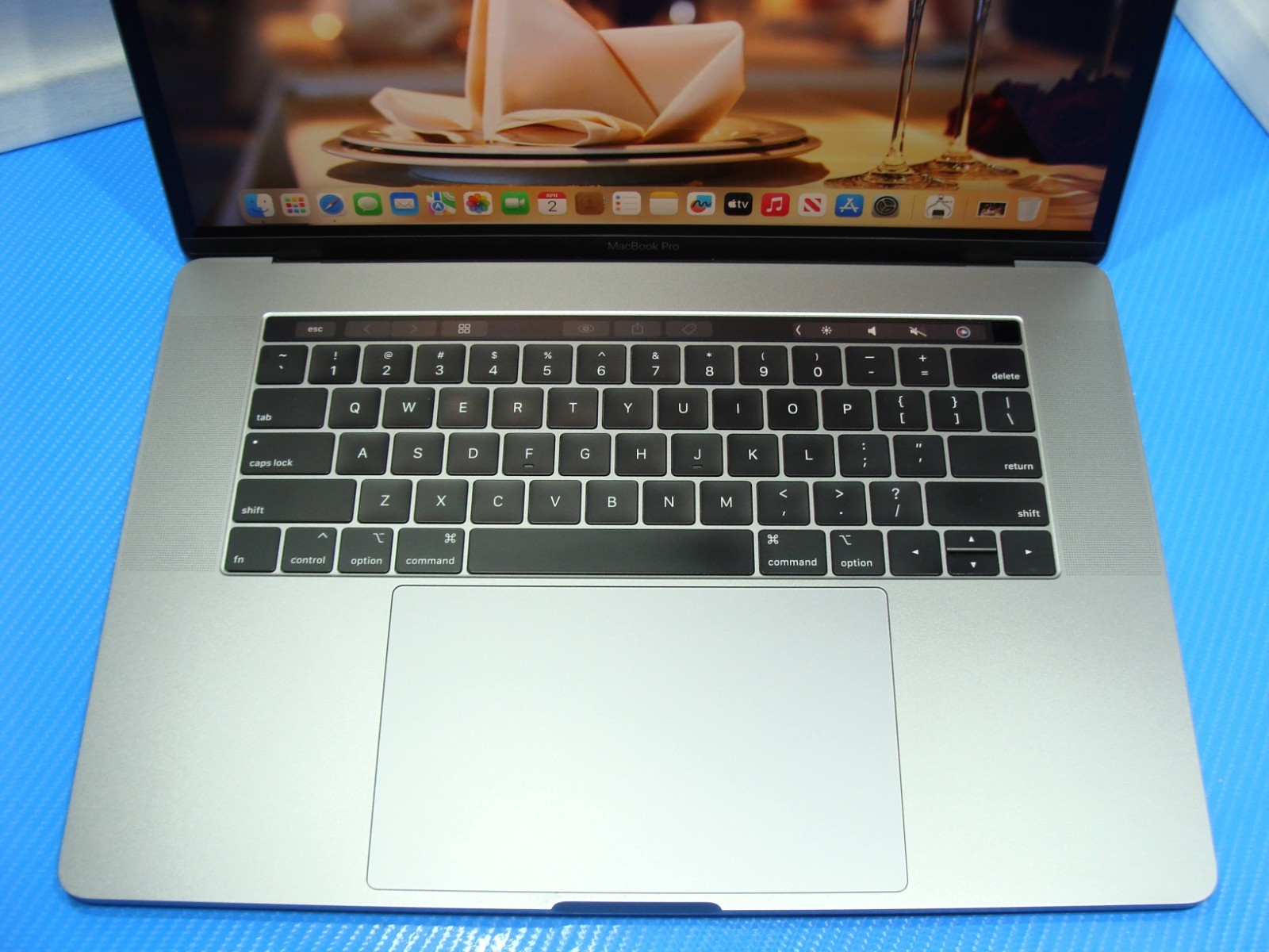 Apple MacBook Pro 15" 2018 i7-8750H 16GB 256GB SSD Radeon Pro 555X - Thumbnail 5