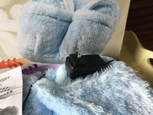 NEW FOOT MASSAGER BLUE FUZZY FUR MATERIAL HEATS & VIBRATES UNUSED XMAS GIFT