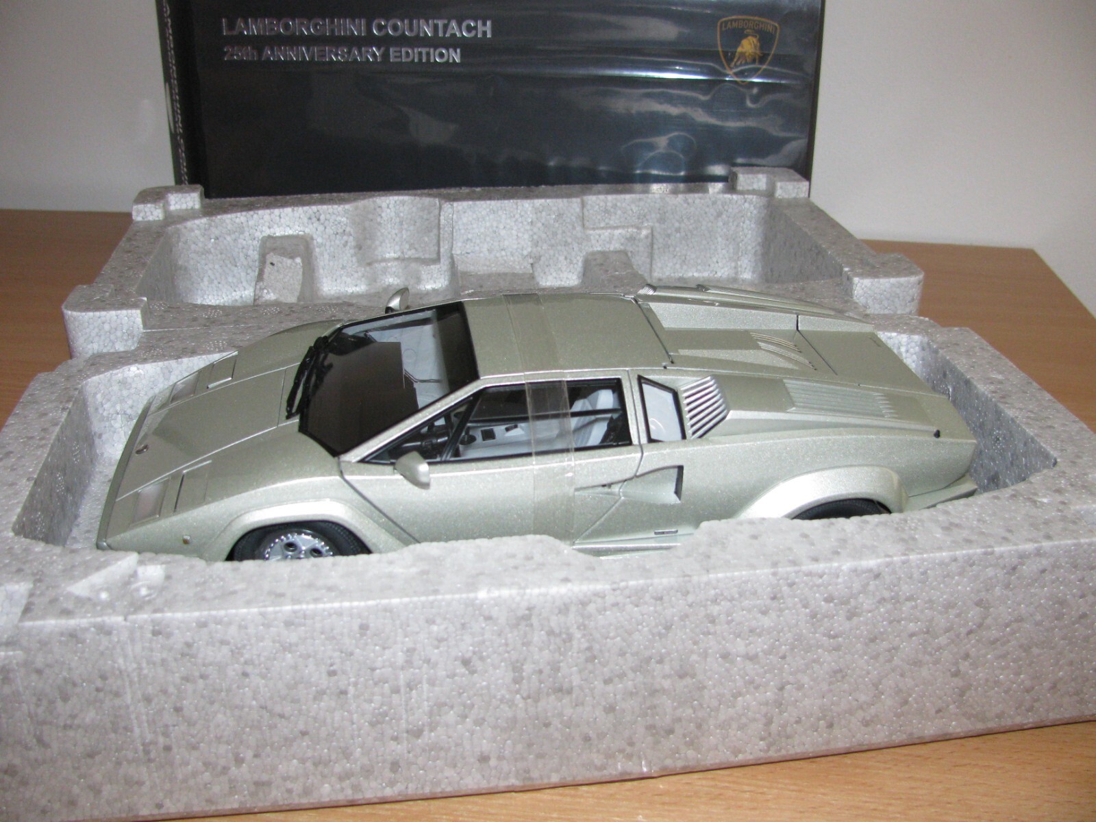 1:18 Autoart LAMBORGHINI COUNTACH 25th ANNIVERSARY EDIT Rare