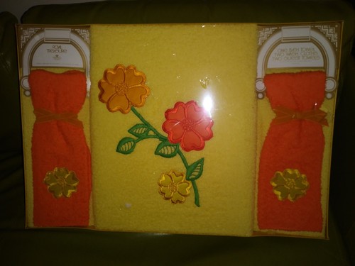 Vintage Bath Towel Guest Towel Washcloth Gift Set Mod Flower Power Yellow