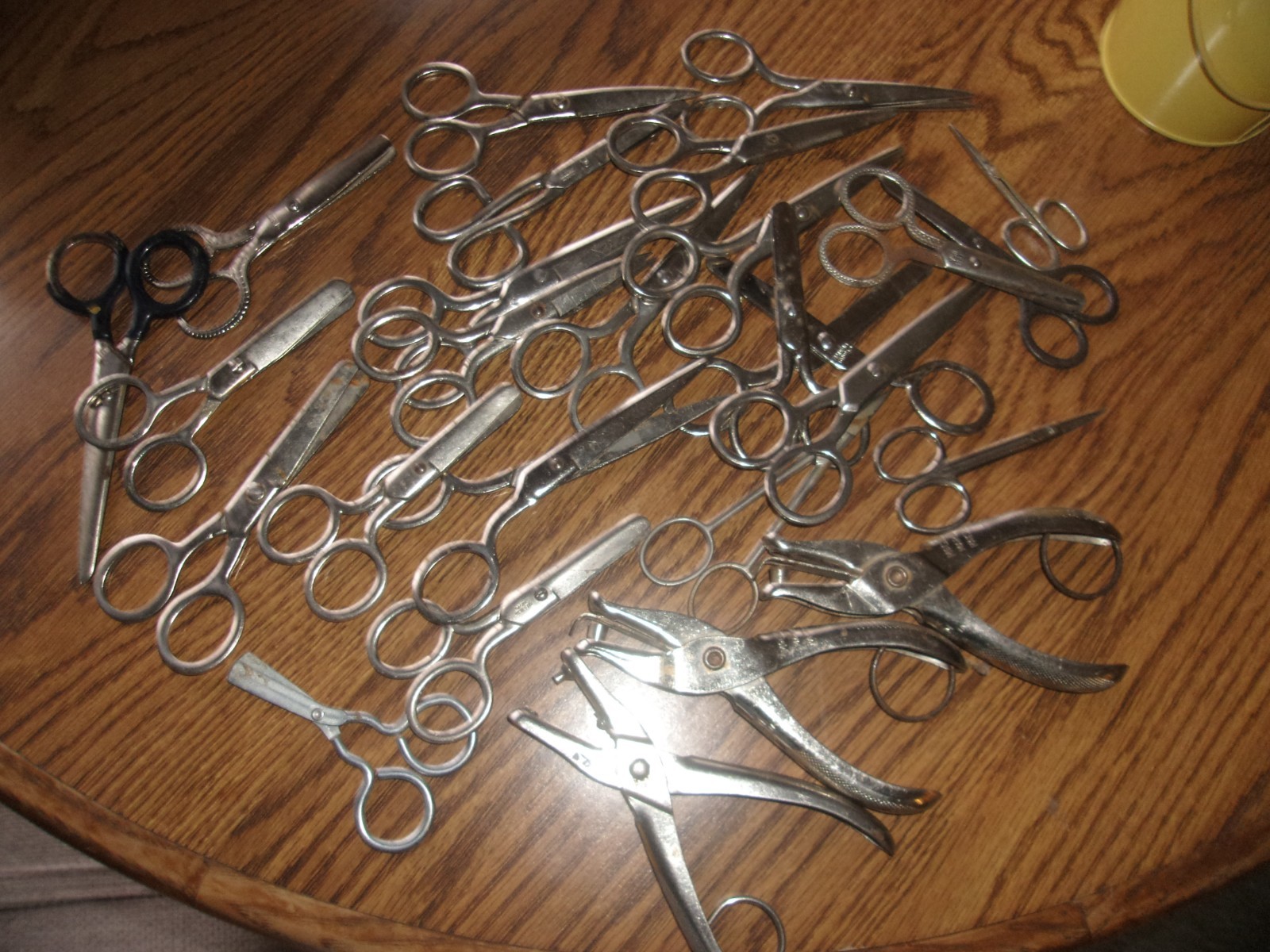 JUNK DRAWER VINTAGE MISC 25 SMALL SCISSORS 3 PAPER PUNCH SCHOOL CHILDREN