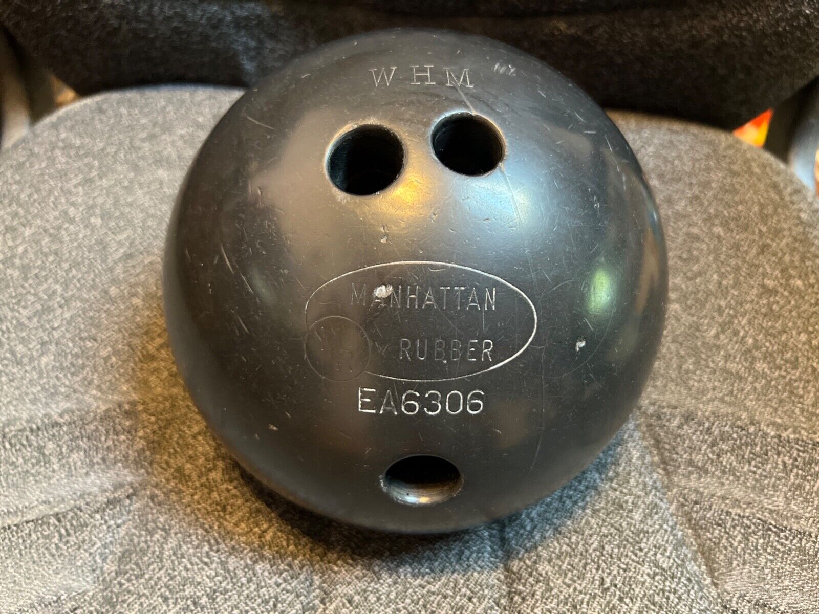 Vintage Manhattan Rubber Black Bowling Ball 15 lb 14 oz Vintage Manhattan Rubber Black Bowling Ball 15 lb 14 oz
