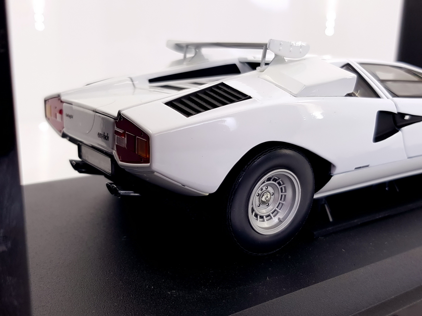Kyosho 1:18 scale Lamborghini Countach LP400(White/with Roof Kyosho 1:18 scale Lamborghini Countach LP400(White/with Roof