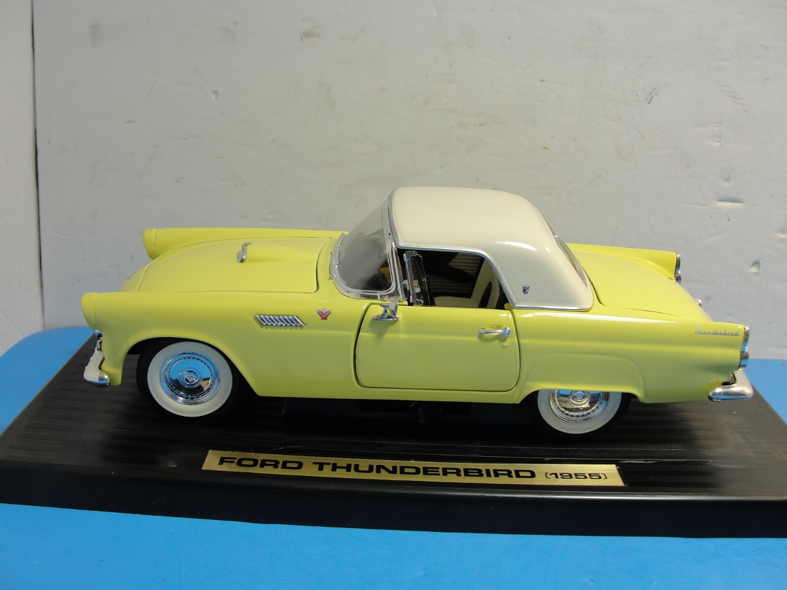 Road Tough 1955 Ford Thunderbird Yellow 1/18 Scale Car No