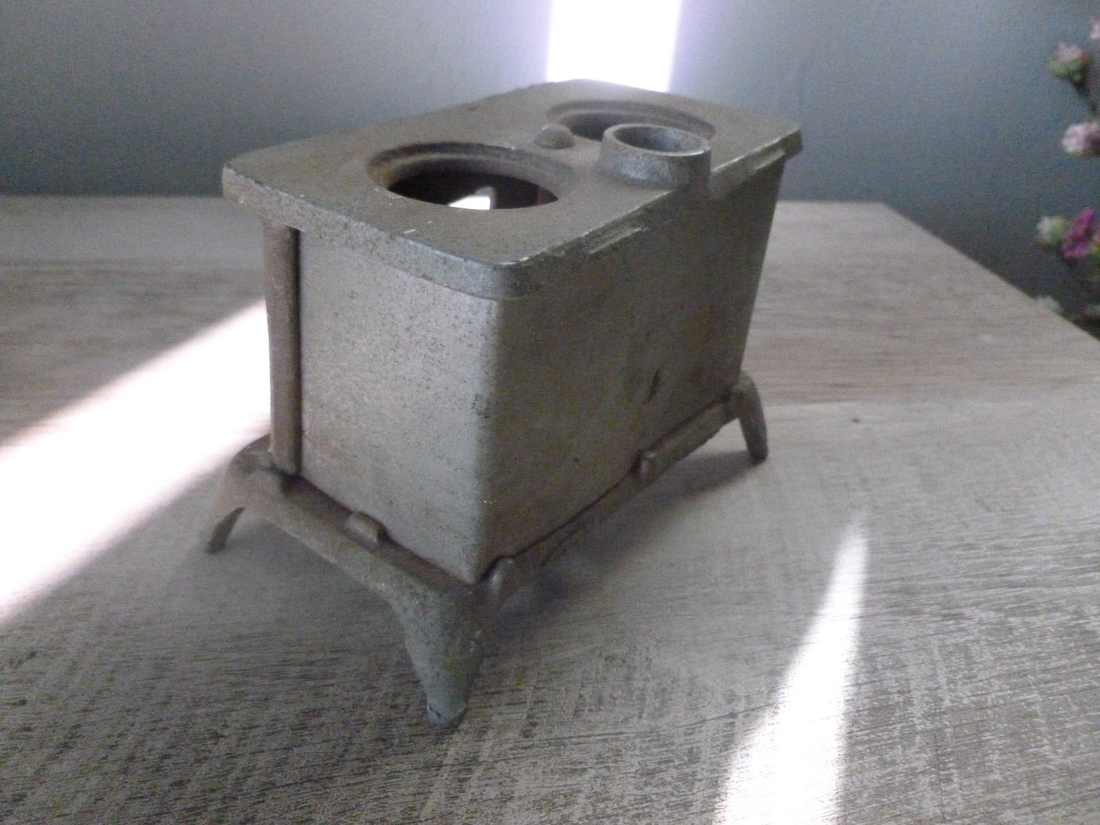 ANTIQUE CHILD'S CAST IRON PLAY  STOVE - Free Shipping