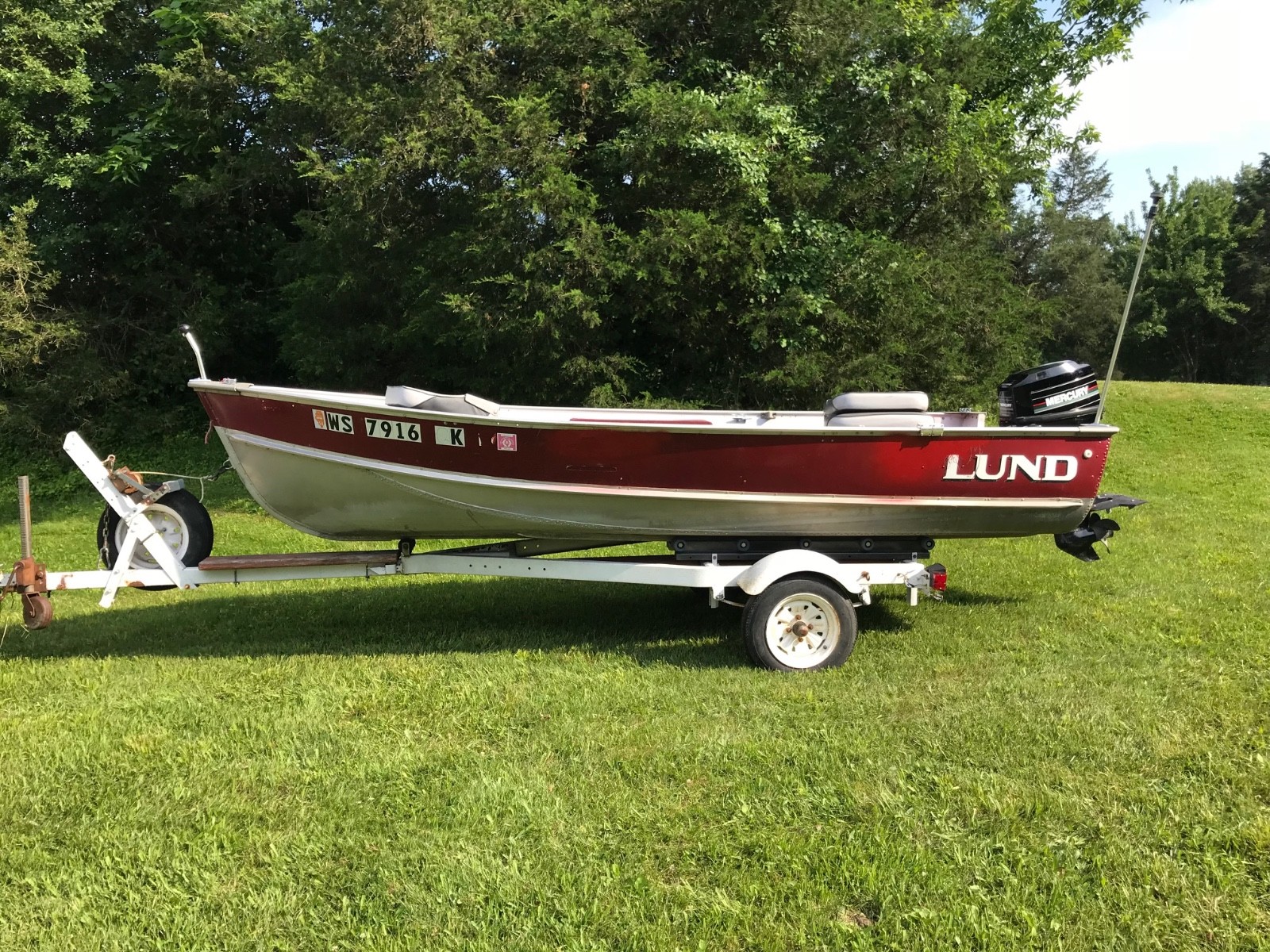 Lund Fishing boat with 25hp Mercury Electric Start with live well priced to sell