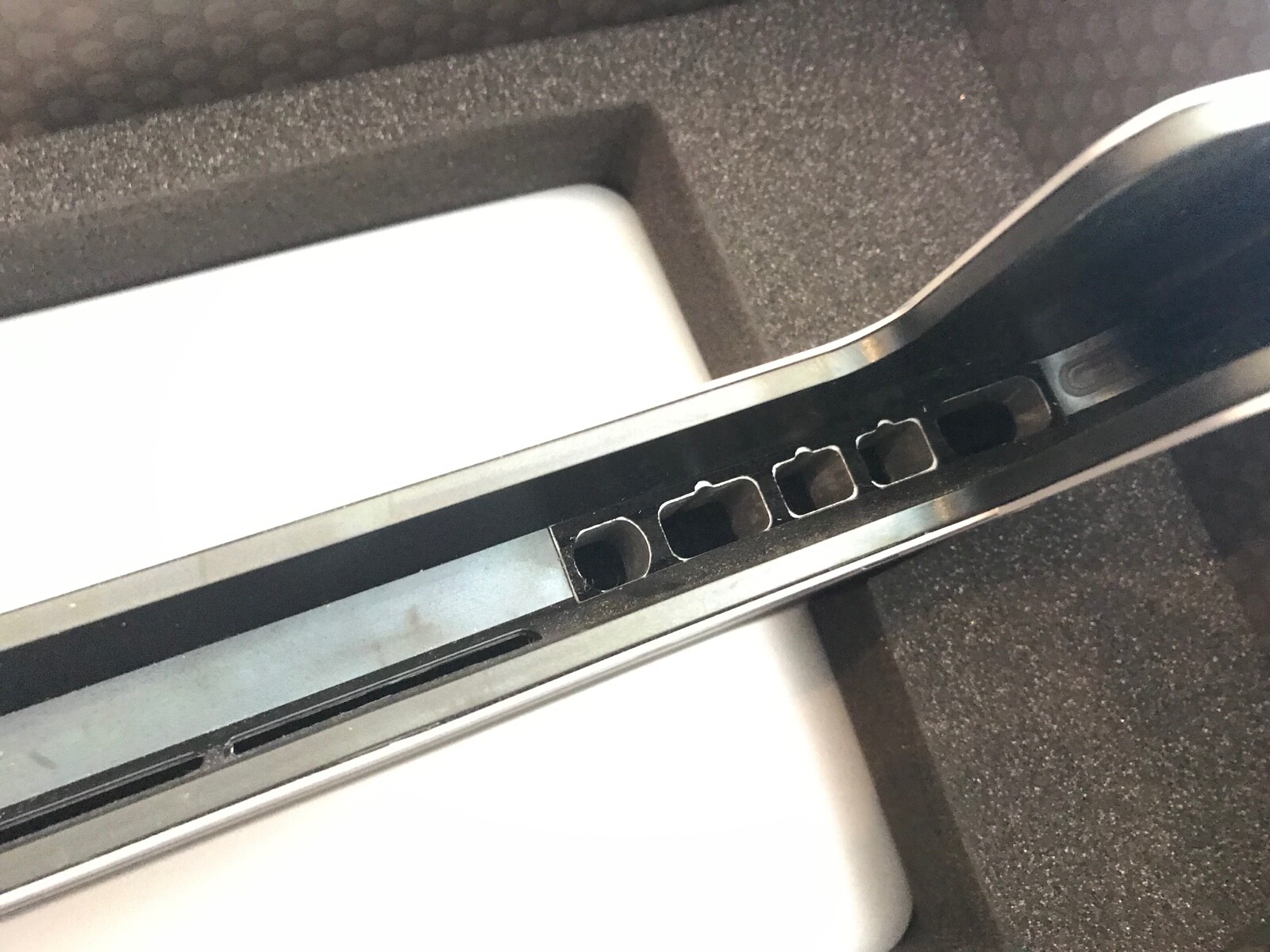 Henge Docks Vertical Docking Station for 15 MacBook Pro Retina HD04VA15MBPR