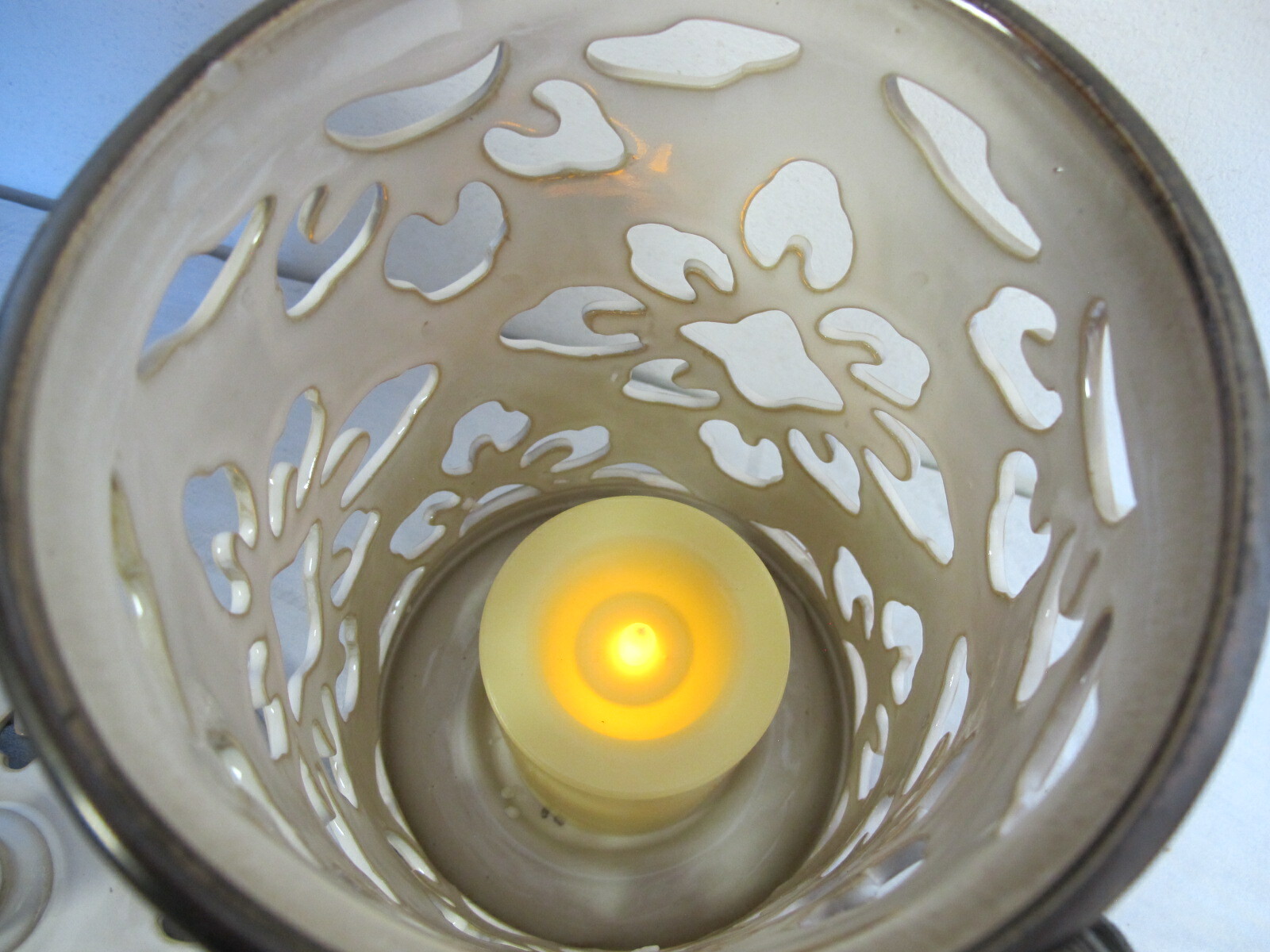 CRACKER BARREL WHITE CERAMIC CANDLEHOLDER WITH FLAMELESS FLICKERING CANDLE