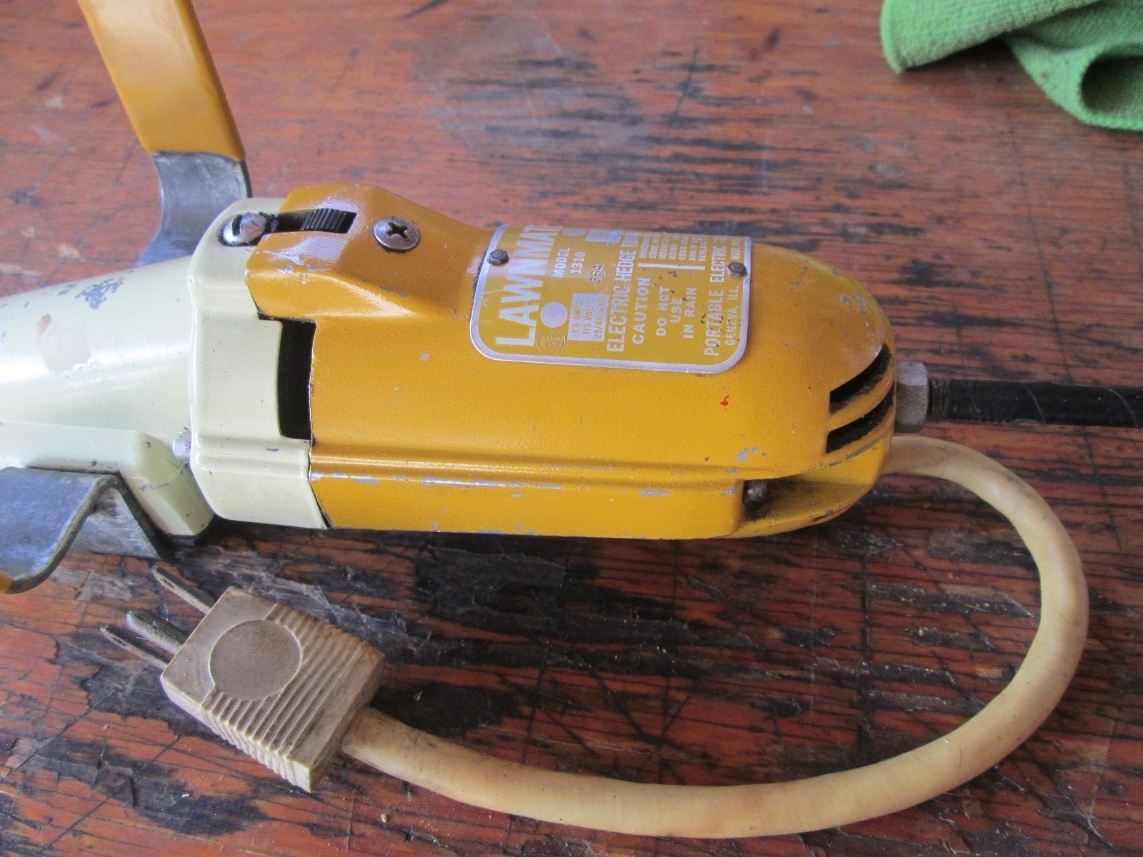 VINTAGE LAWNMATE ELECTRIC HEDGE TRIMMER  MODEL 1310 MADE IN USA