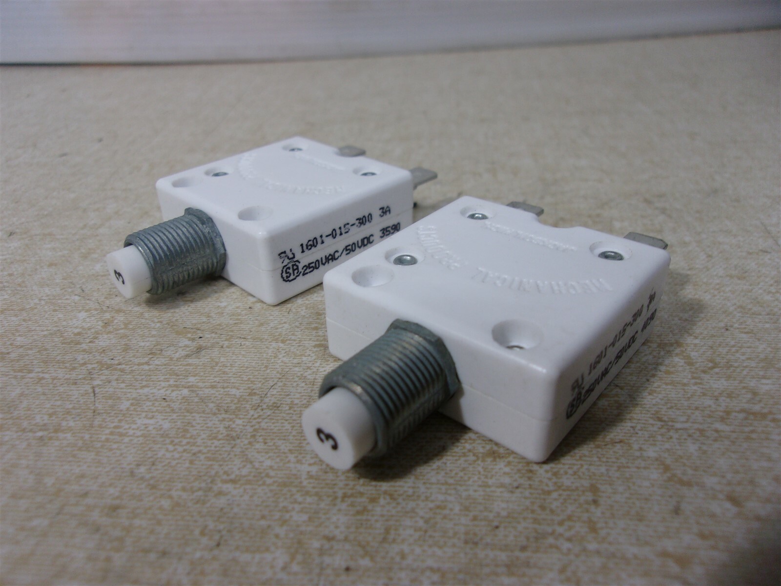 NEW Mechanical Products 1601-015-300 3A 3-Amp Circuit
